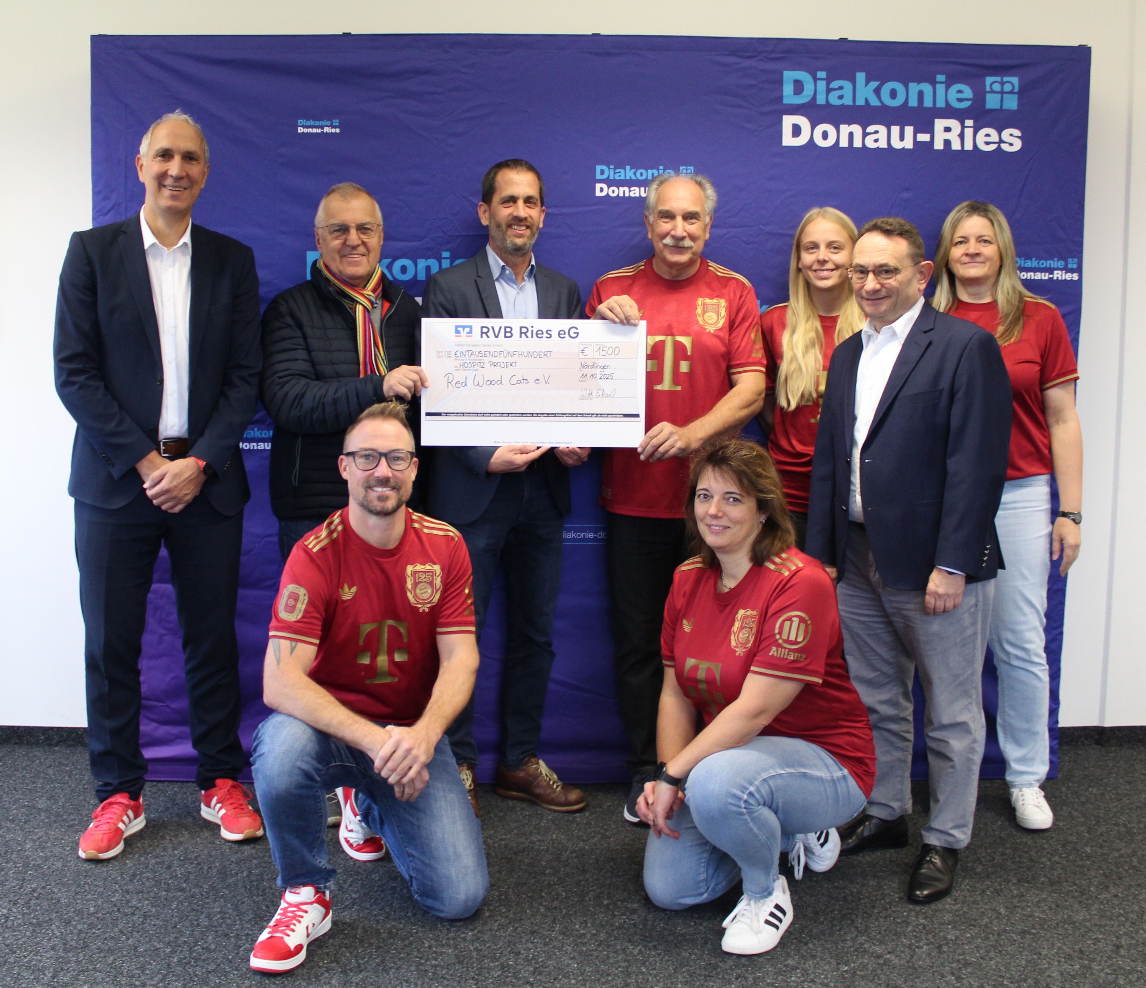 von links nach rechts: Christoph Schmid (MdB), Josef Lechner (kath. Pfarreiengemeinschaft), Manuel Grüneis, Johannes Beck (Geschäftsführer Donau-Ries Hospiz), Erhard Witt, Cornelia Beck, Barbara Peiker, Ulrich Lange (MdB), Renate Schneider