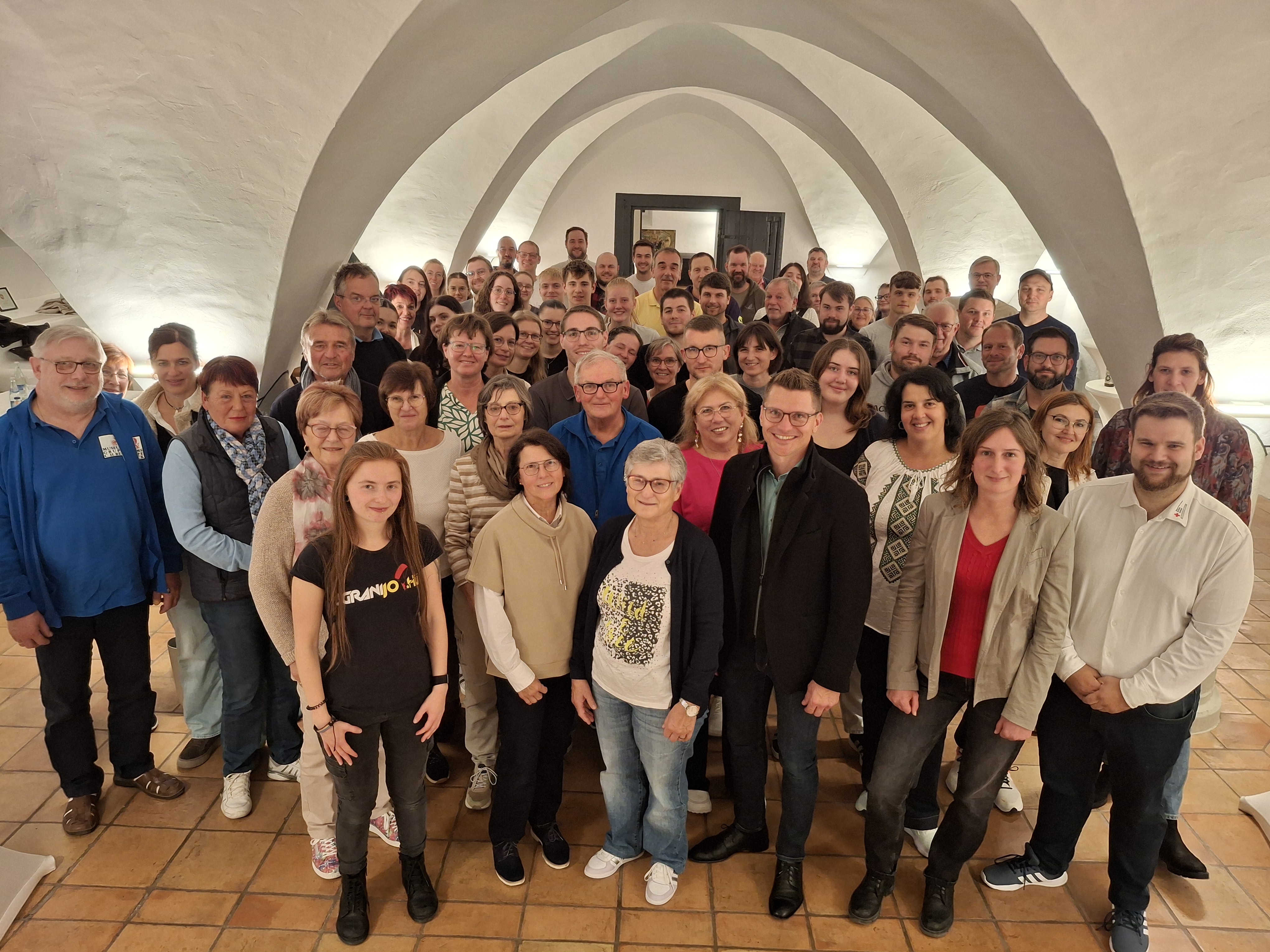 Oberbürgermeister David Wittner (Erste Reihe, 3. v. r.) bedankt sich gemeinsam mit Jugendsozialarbeiterin Nina Thorwart (Erste Reihe, 2. v. r.) bei den Veranstaltern und Ehrenamtlichen für ihr Engagement beim Sommerferienprogramm 2025 in Nördlingen.