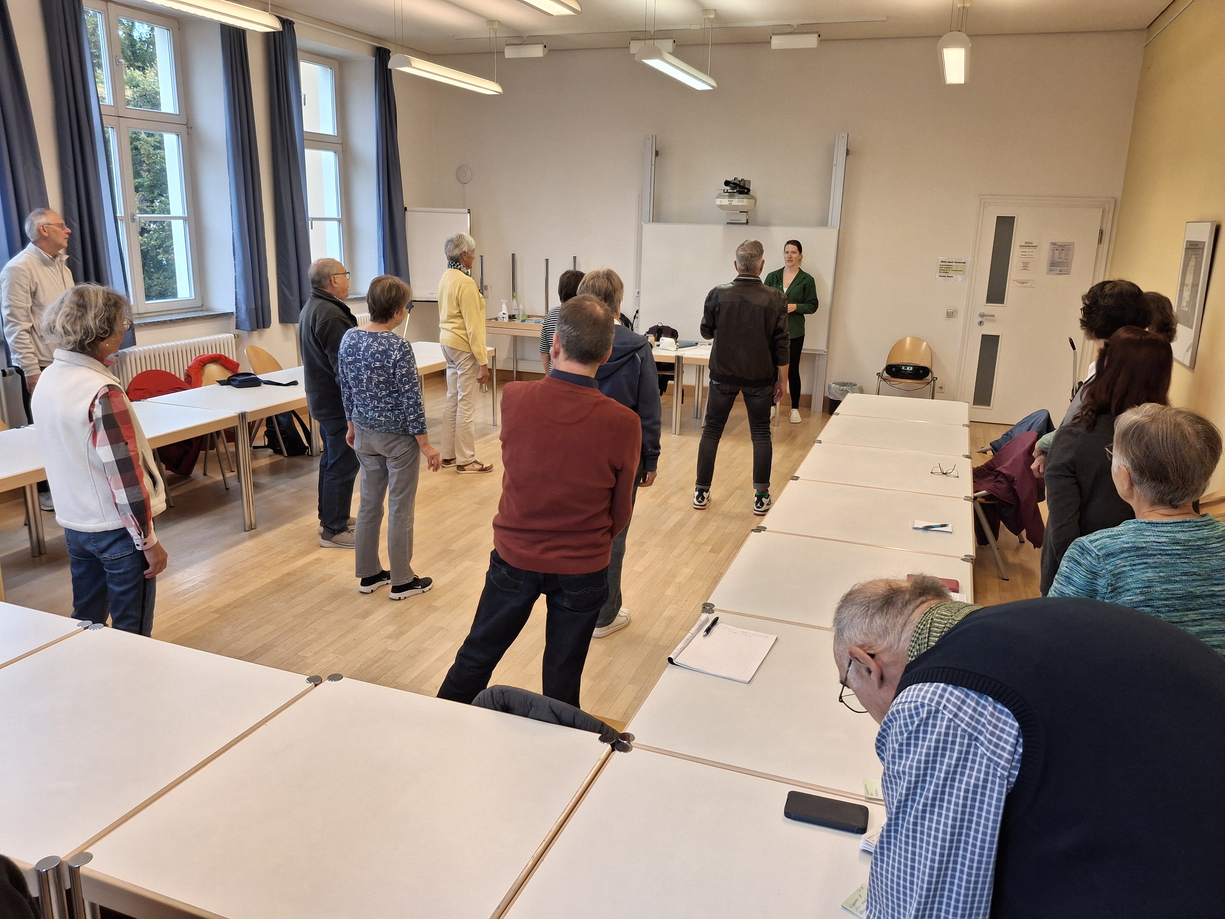 Mentaltrainerin Sarah Eckhof zeigte im Haus der Kultur spielerische Übungen für Konzentration und Gedächtnis – die Teilnehmenden waren begeistert bei der Sache.