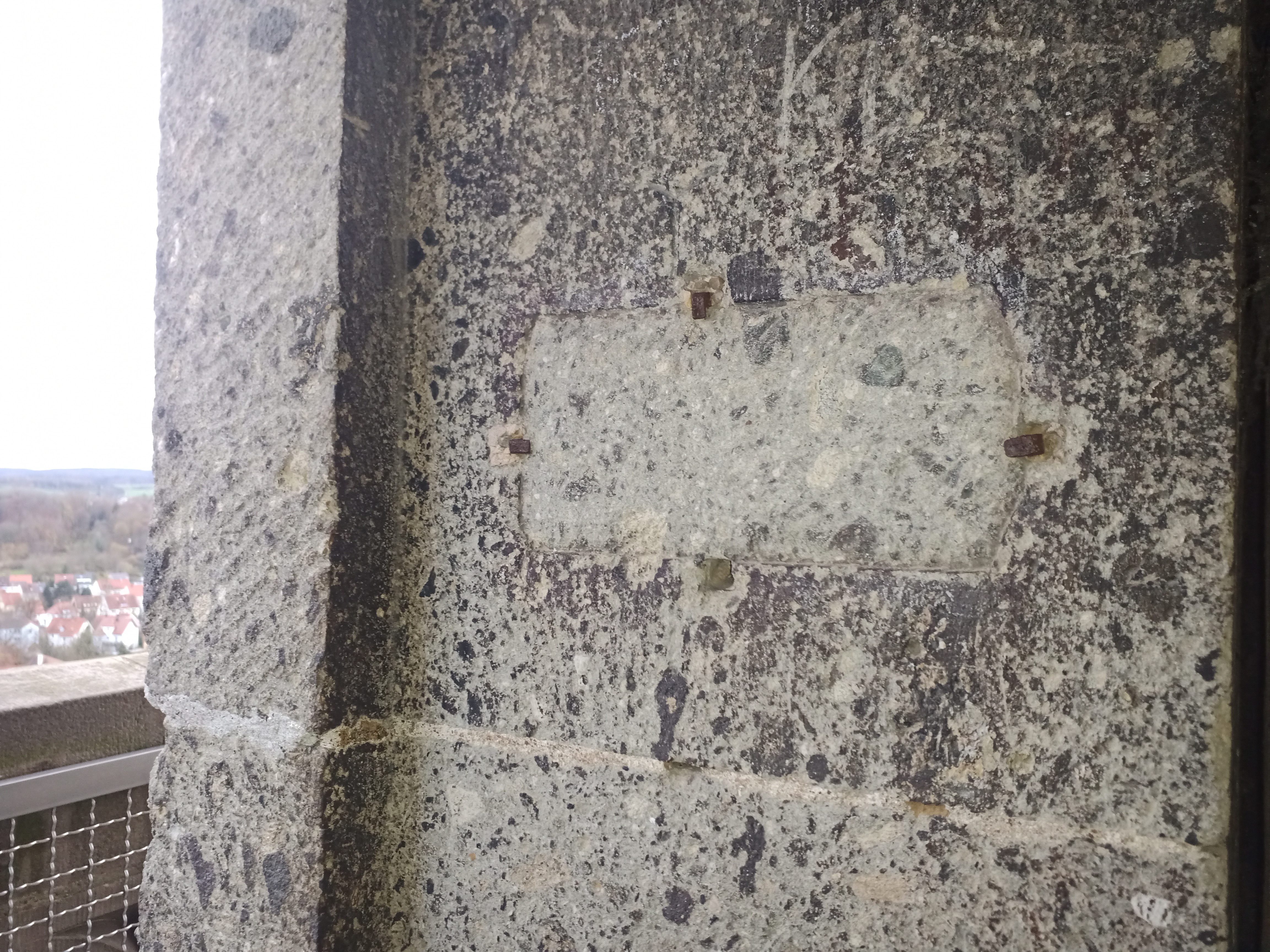 Die originale Tafel aus dem Spätmittelalter, die an einen historischen Moment der Stadtgeschichte erinnert, wurde zuletzt in den 1960er Jahren an Ort und Stelle gesehen. Seither fehlt von ihr jede Spur. Unglücklicherweise konnte bisher auch kein Foto der Tafel aufgefunden werden.