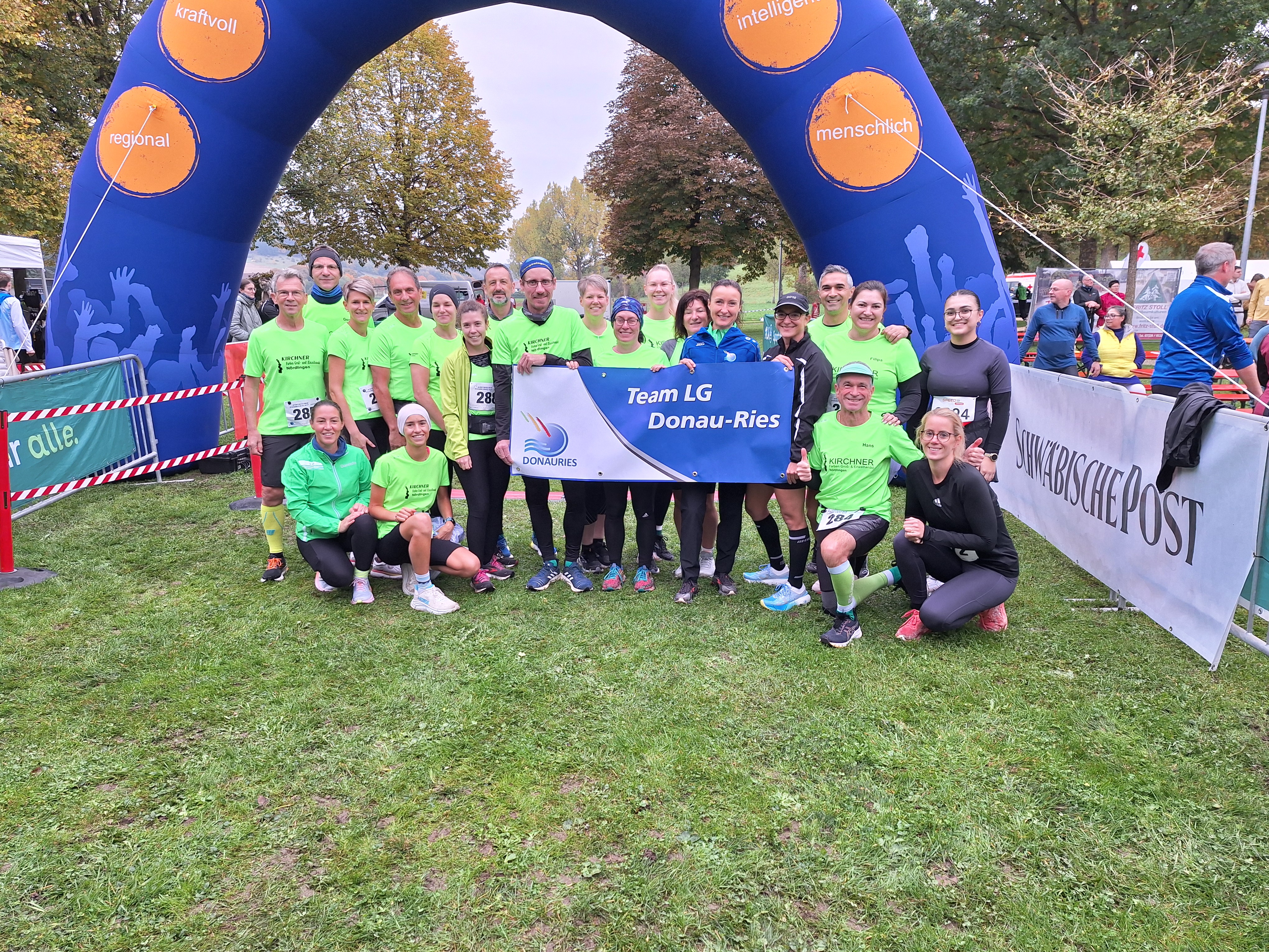 kurz vor dem Lauf im Start- und Zielbereich knieend von links, Daniela Gaag, Marie Gaag, Hans Niederhuber und Lena Sieber, dahinter stehend von links Bernhard Satzenhofer, Georg Eger, Sarah Langer, Georg Eberhardt, Carola Schmidt, Selina Graf, Peter Bühlmeier, Henning Breuer, Sonja Wurm, Simone Breuer, Jule Eberle, Monika Geiß, Regina Mayershofer, Sabrina Lawatschka, Paulo Nunes, Filipa Lopes und Ana Sofia Castro Nunes.