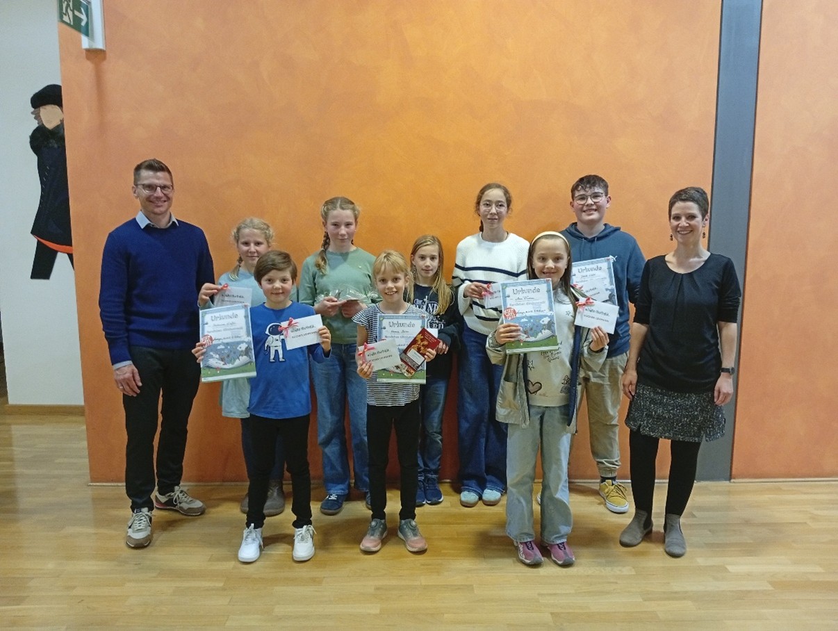 Die Preisträgerinnen und Preisträger mit Oberbürgermeister David Wittner (hinten, von links): Anna Linse, Nina Linse, Paulina Böckh, Greta Wundel, Jonah Leister; vorne (von links): Katharina Graßl, Hannah Keller, Anna Filatova und Kathrin Häffner (Leiterin Stadtbibliothek Nördlingen).