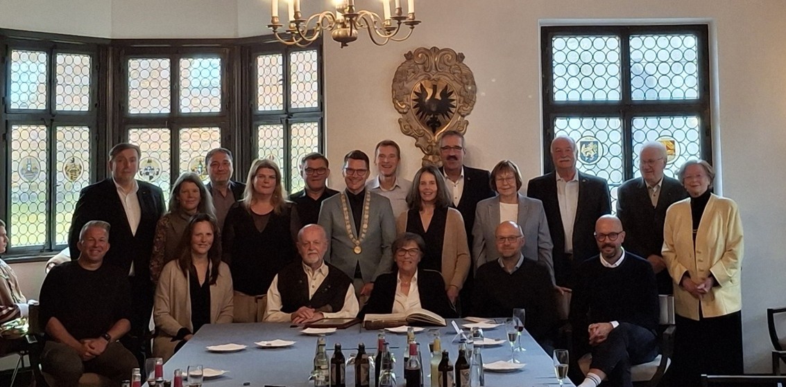 Bei einer Feierstunde im Rathaus überreichte Oberbürgermeister David Wittner den Ehrenbrief der Stadt Nördlingen an Elfriede Wagner – als Zeichen des Dankes für über 60 Jahre kulturelles Engagement.