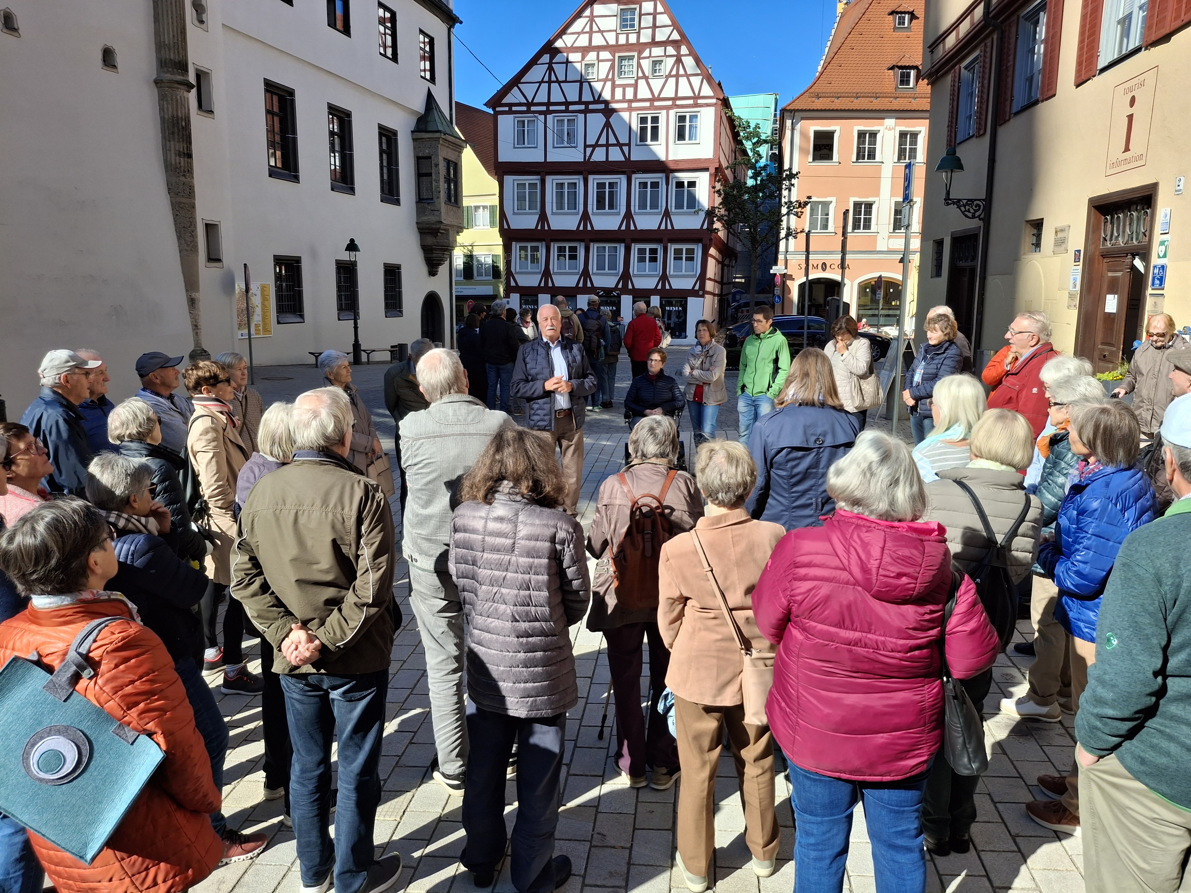 Mit persönlichen Erinnerungen und Anekdoten nahm Alt-OB Hermann Faul rund 45 Teilnehmerinnen und Teilnehmer mit auf eine besondere Zeitreise durch Nördlingen.