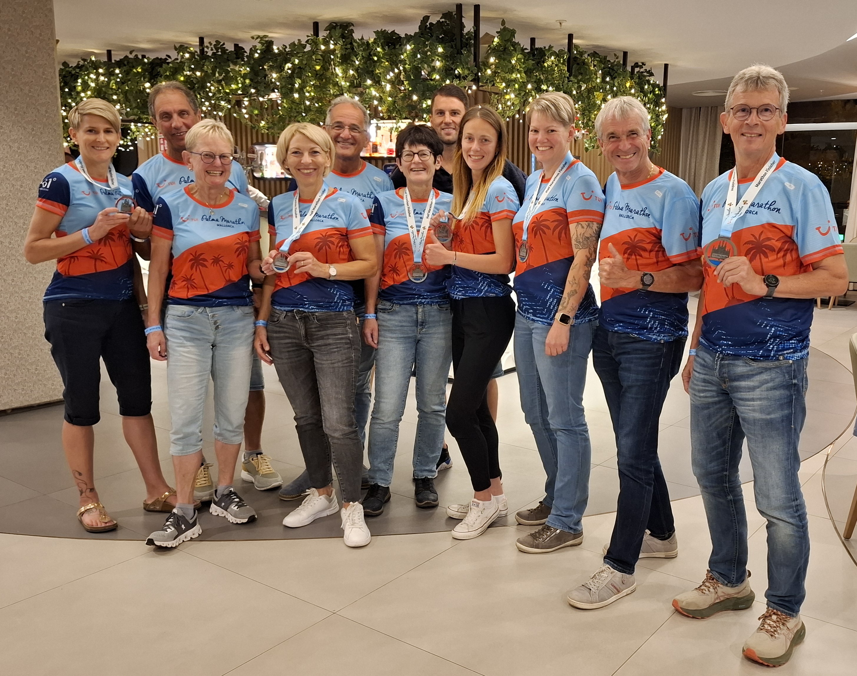 Auf dem Foto am Abend nach dem Lauf von links Sarah Langer, Georg Eberhardt, Anneliese Zinke, Brigitte Singer, Hans Sing, Andrea Grimmeisen, Steffen Brenner, Rebecca Bosch, Sonja Wurm, Hans Niederhuber und Bernhard Satzenhofer. Auf den Foto fehlt Stefan Kirchner.