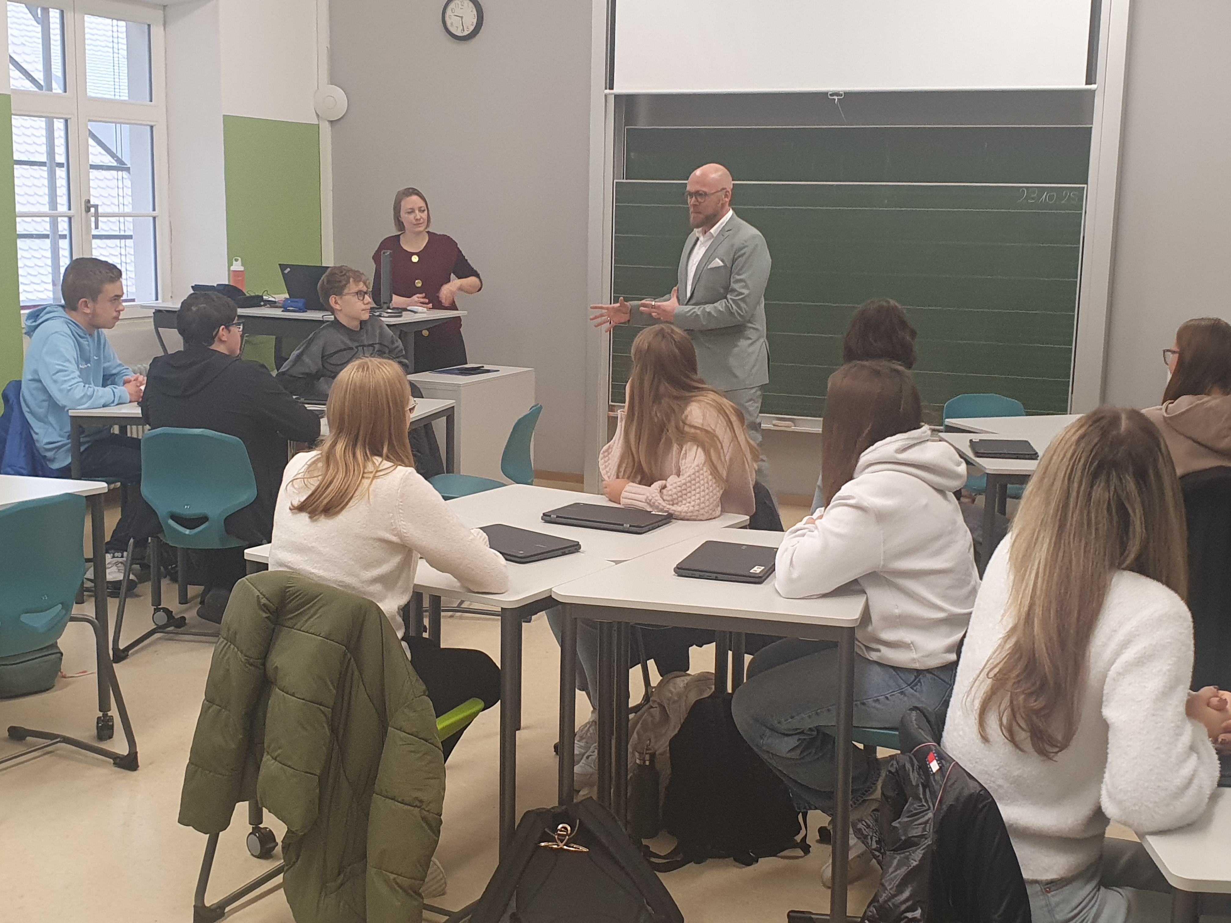 Digitalminister Dr. Fabian Mehring auf Klassenbesuch bei einer 9. Klasse der PWS Donauwörth.
