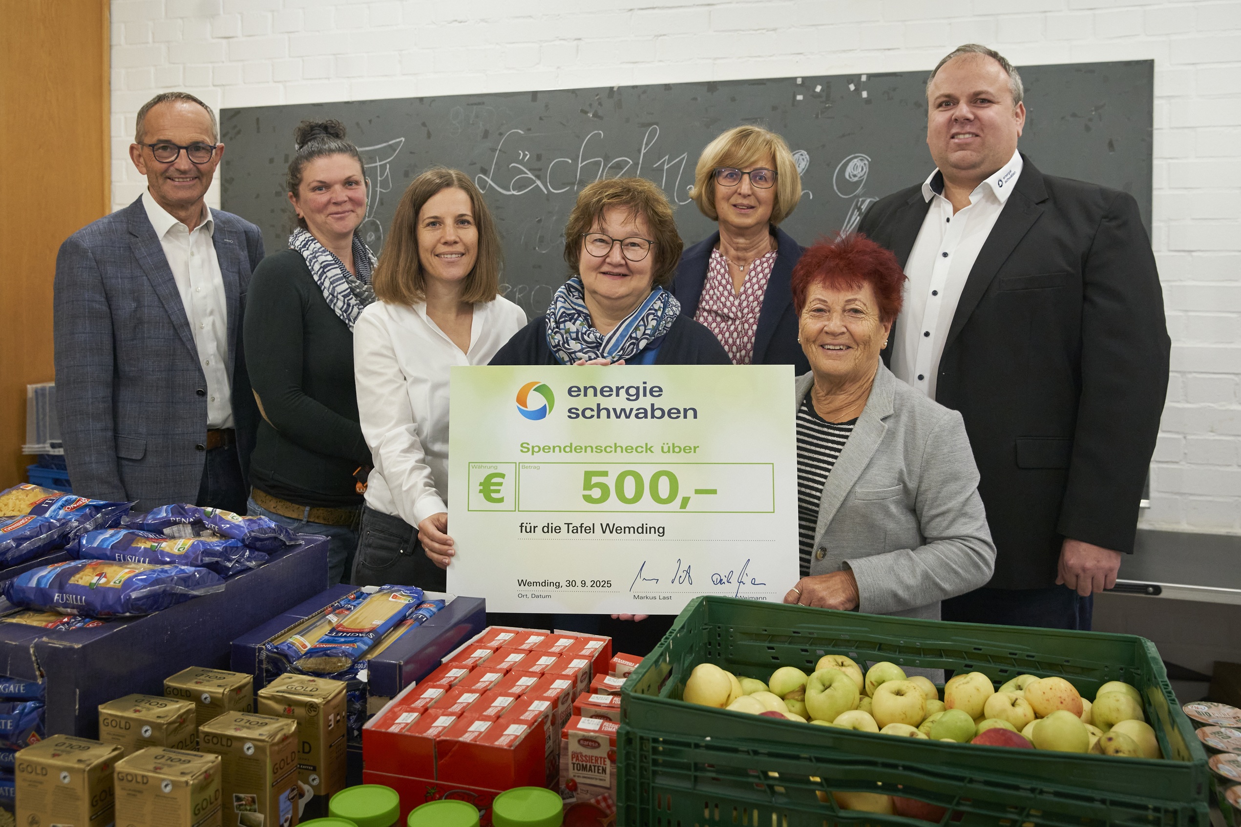 Stefanie Kneißl, Marketing und Unternehmenskommunikation energie schwaben, Daniel Weißenburger, Gewerbekundenberater energie schwaben, und Helmut Kaumeier, Kommunalkundenmanagement energie schwaben, übergaben die Spende offiziell im Haus St. Emmeram.