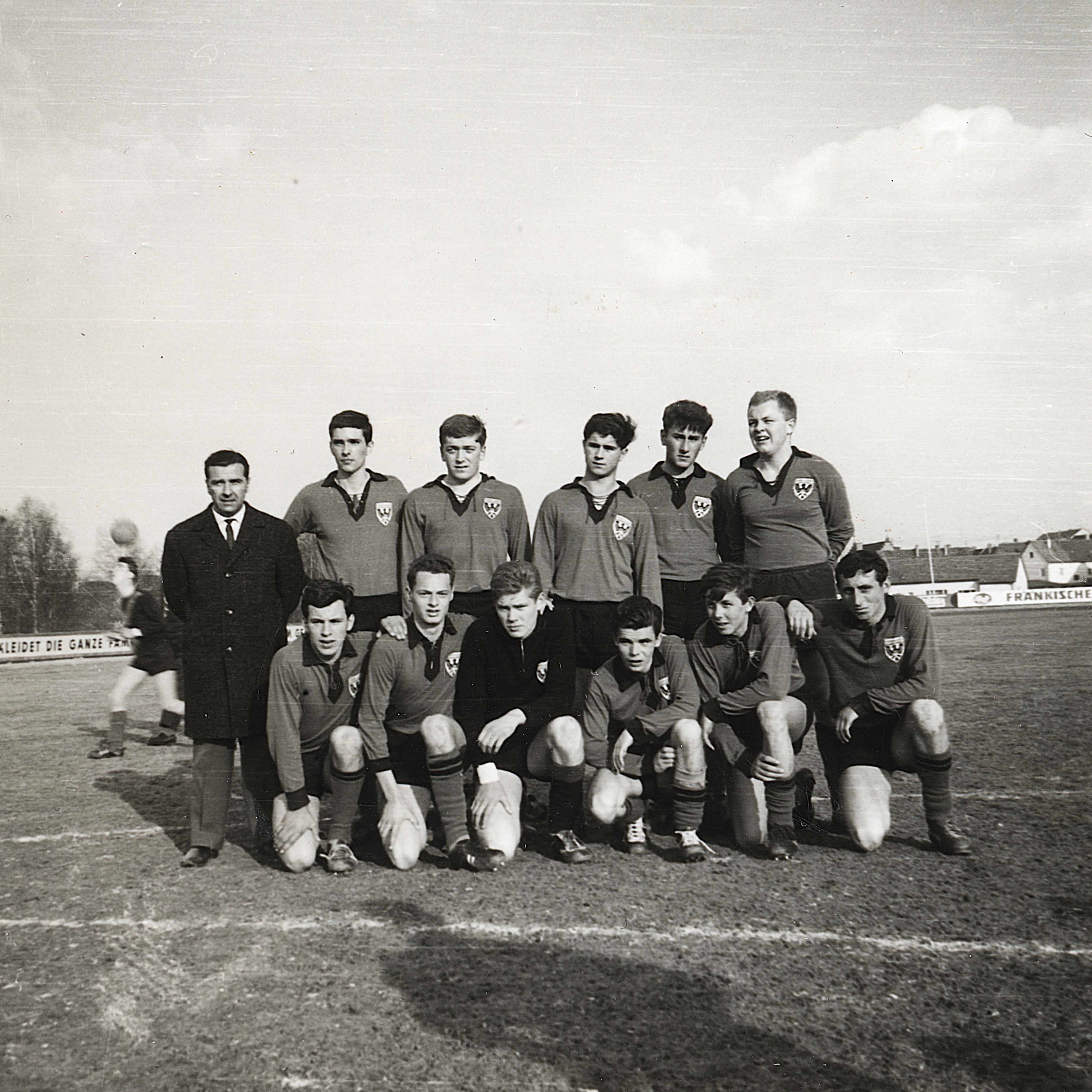 Gerd Müller (stehend, 3. von rechts) 1963 mit dem TSV Nördlingen bei einem Jugendturnier in Ansbach.