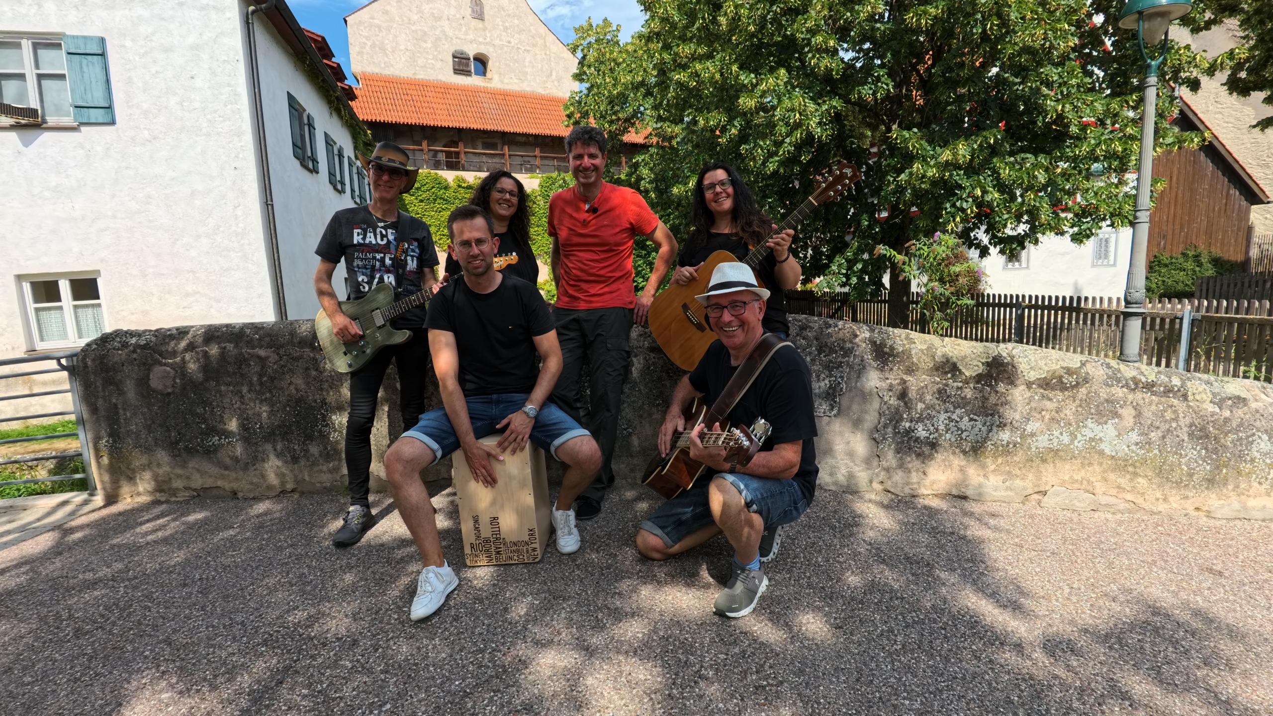 OB-Kandidat Udo Dreher (rotes T-Shirt) mit der Band Saitenschlag.