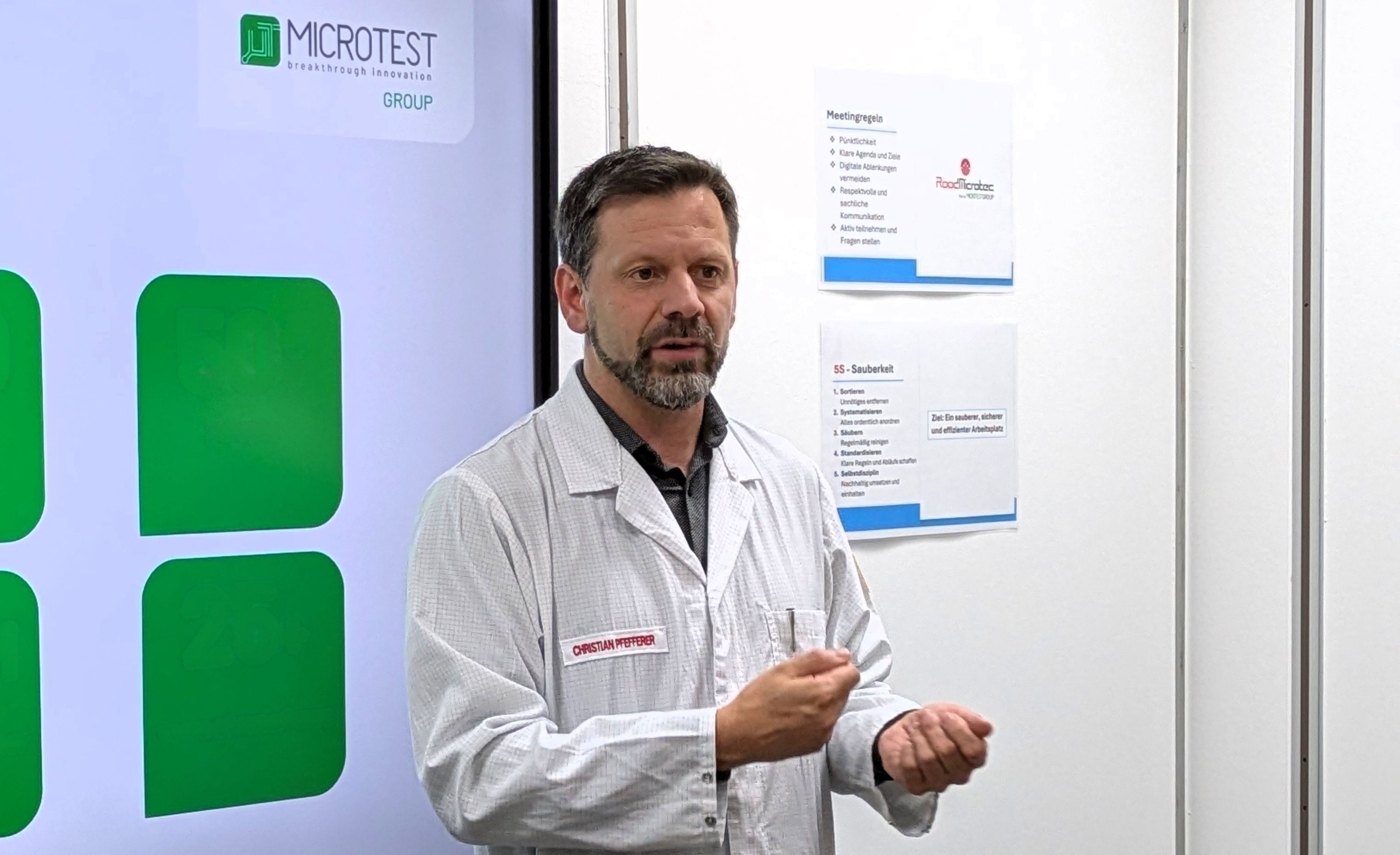 Christian Pfefferer (Vice President Operations, RoodMicrotec) stellte das Unternehmen und seine Dienstleistungen im Rahmen einer Betriebsbesichtigung „TCW on Tour“ vor.