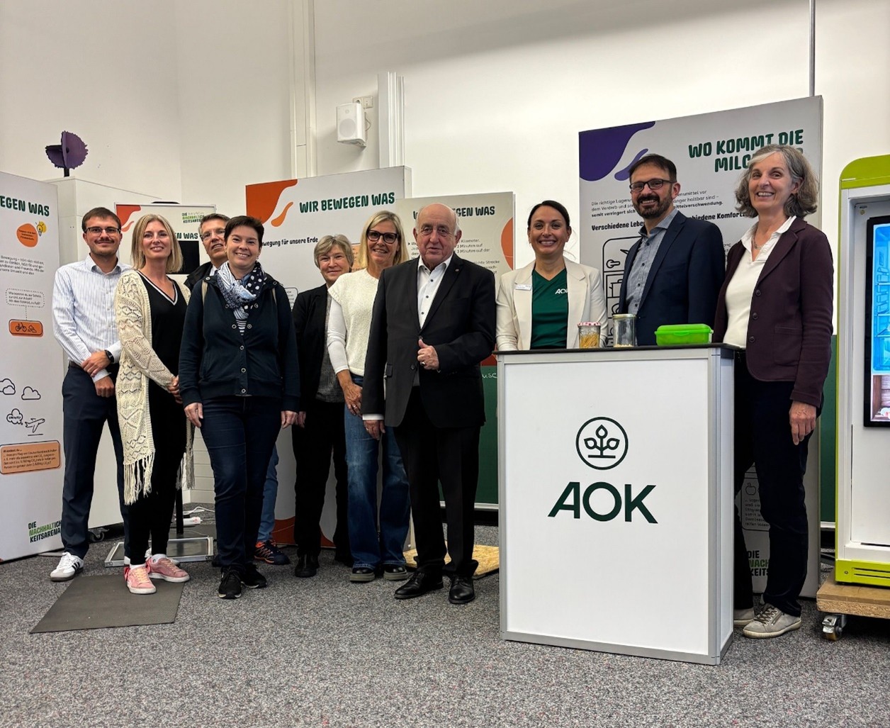 Elternbeirat, Konrektorin Sandra Lüftl (fünfte von rechts), Förderverein mit Gottfried Hänsel (vierter von rechts), AOK-Direktorin Michaela Kluger (dritte von rechts) und Bürgermeister Dr. Martin Drexler (zweiter von rechts) freuen sich über eine gelungene Veranstaltung
