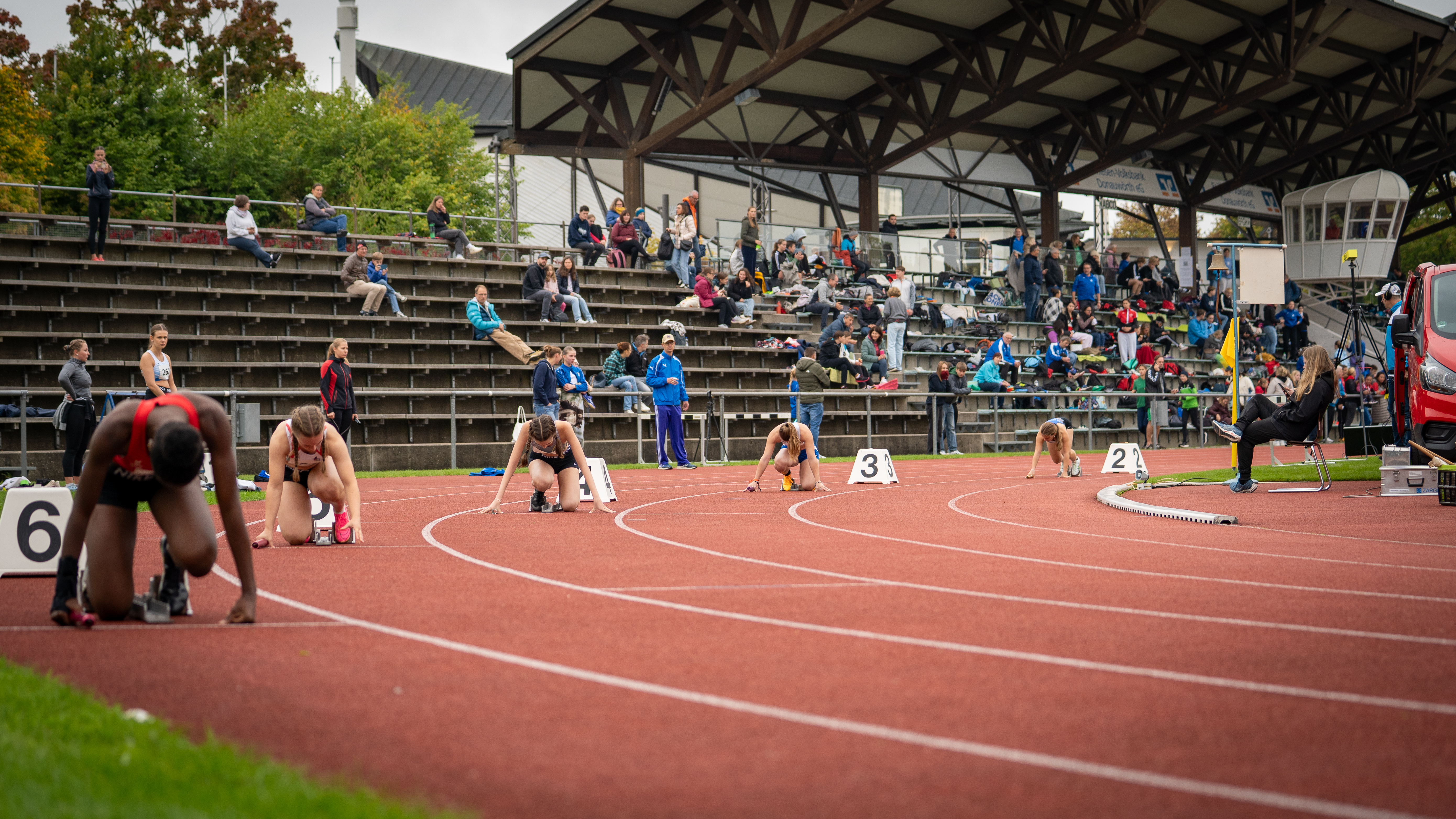 Start für die Staffeln über 4x100m der Weiblichen Jugend mit Pauline Roßmann auf Bahn 2
