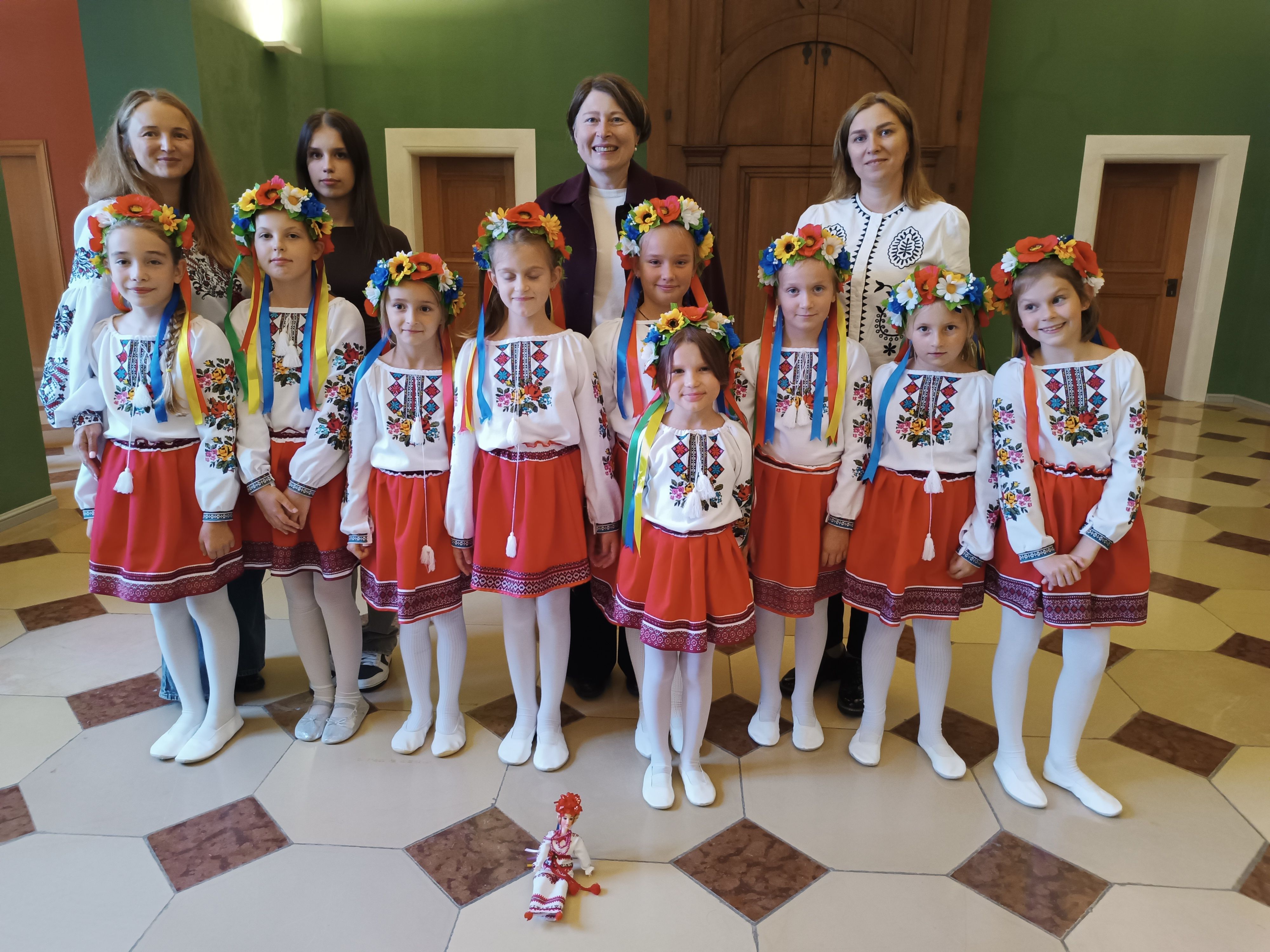 ukrainische Mädchen verzauberten mit traditionellen ukrainischen Tänzen