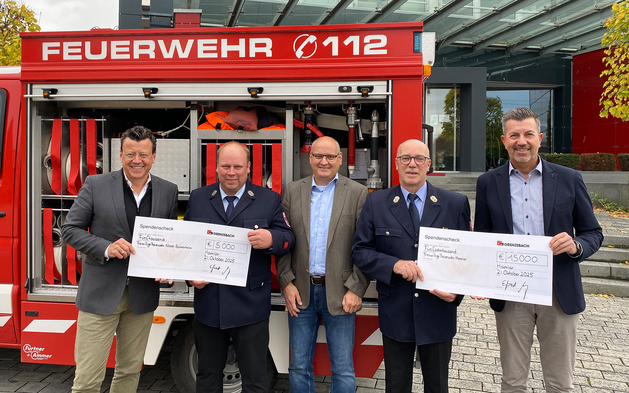 Die feierliche Übergabe der Spendenschecks fand am 21. Oktober am Standort Hamlar statt (v. l. Dr. Steven Althaus, Michael Schweizer, Martin Paninka, Christian Lix und Egbert Wenninger).