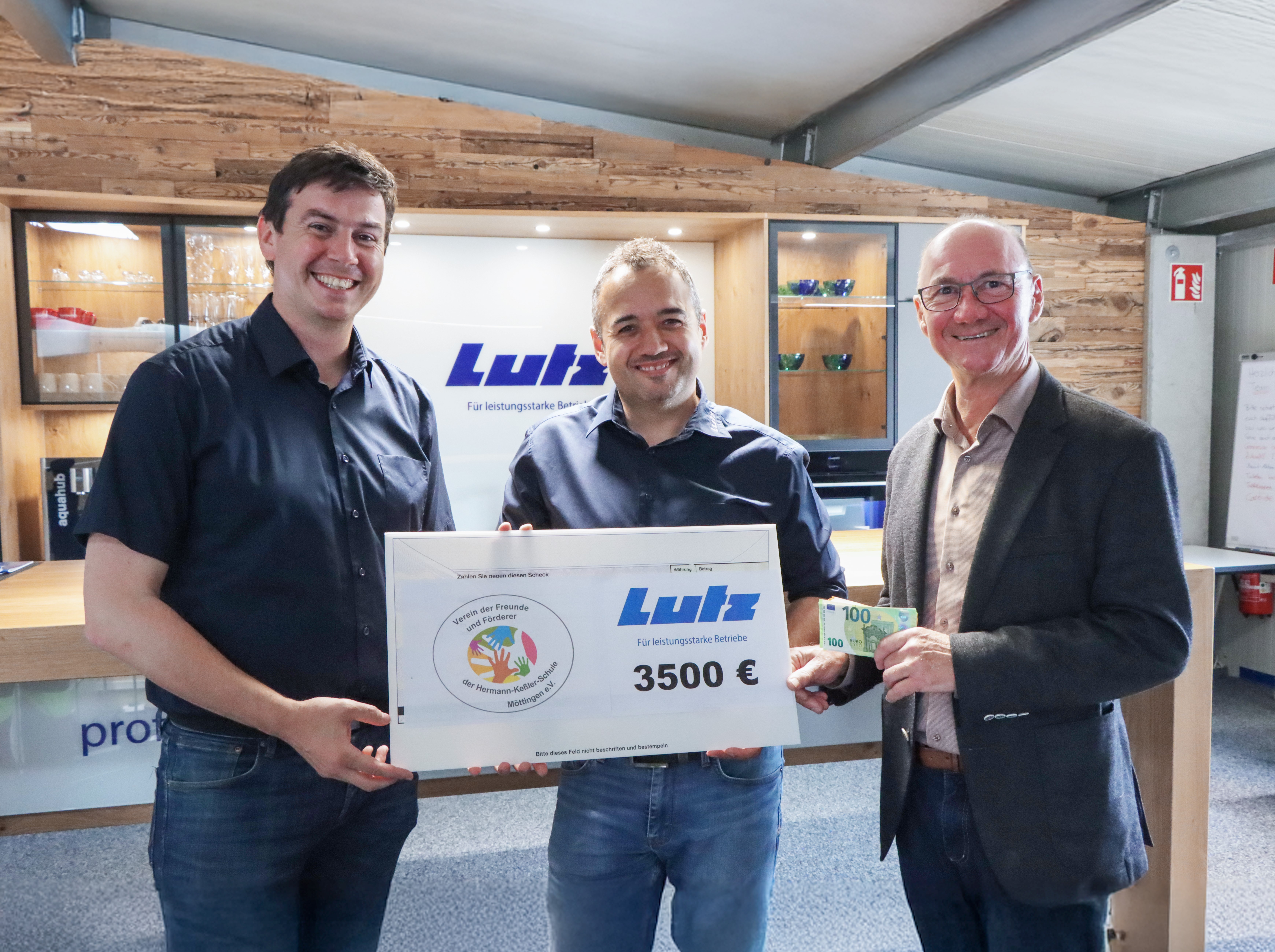 Lutz Gruppe händigt einen Scheck aus