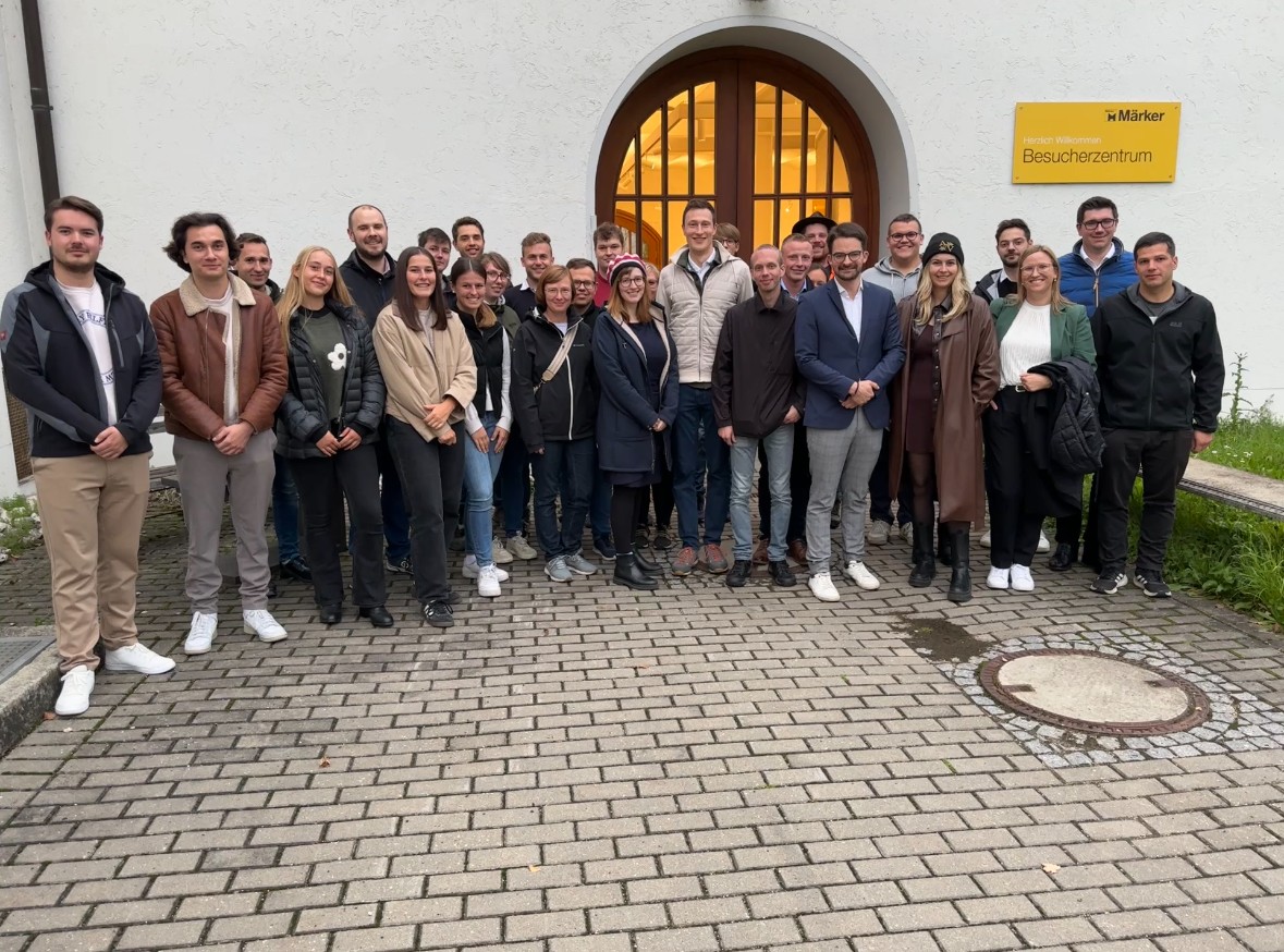Die Mitglieder der Jungen Union Schwaben waren sichtlich beeindruckt von den Dimensionen der Kalk- und Zementproduktion der Märker-Gruppe in Harburg.