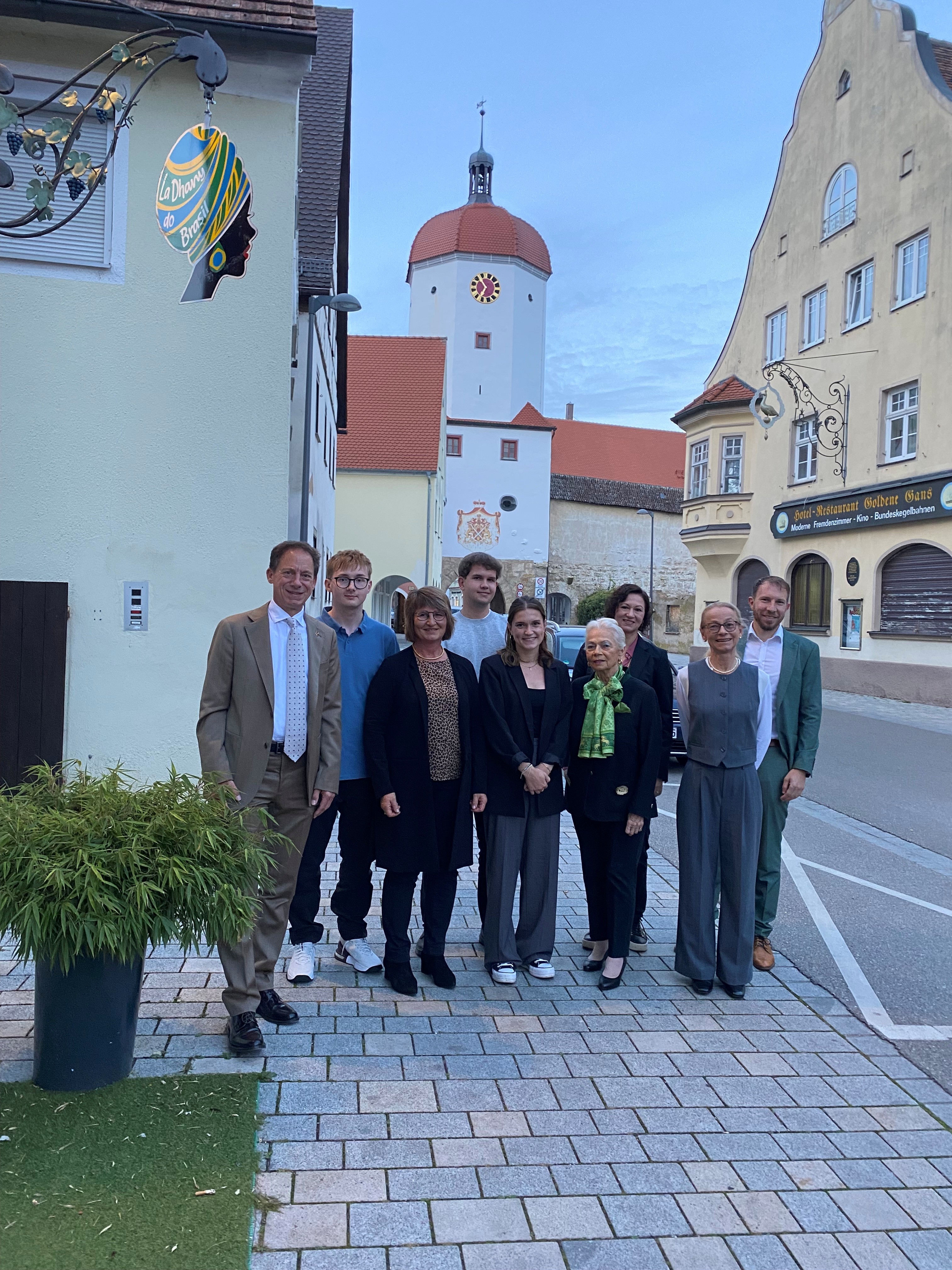 Stipendiaten und Stiftungsmitglieder vor dem Boteco La Dhany do Brasil in Oettingen  (von links): Stiftungsbeirat und Bürgermeister Stadt Wassertrüdingen Stefan Ultsch,  Dominik Stöckelhuber, Stiftungsbeirätin und ehemalige Oettinger Bürgermeisterin  Petra Wagner, Julian Seefried, Lena Marie Wiedemann, Stiftungsgründerin und  beirätin Ingrid Kollmar, Stiftungsbeirätin und stellvertretende Vorständin der  Sparkasse Donauwörth Kathrin Schön sowie Stiftungsvorstand Pia Kollmar.