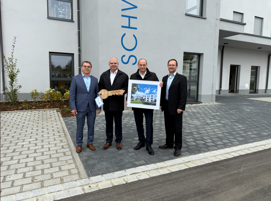 Symbolische Schlüsselübergabe bei der Eröffnung des neuen gesundheitlichen Förderzentrums in der Donauwörther Parkstadt (v. l.): Josef Hertle (Geschäftsführer Krätz Bau), Michael Kruck und Alexander Lehmann (Vorstand der Raiffeisen-Volksbank Donauwörth eG) und Robert Tews (Projektleiter Krätz Bau).