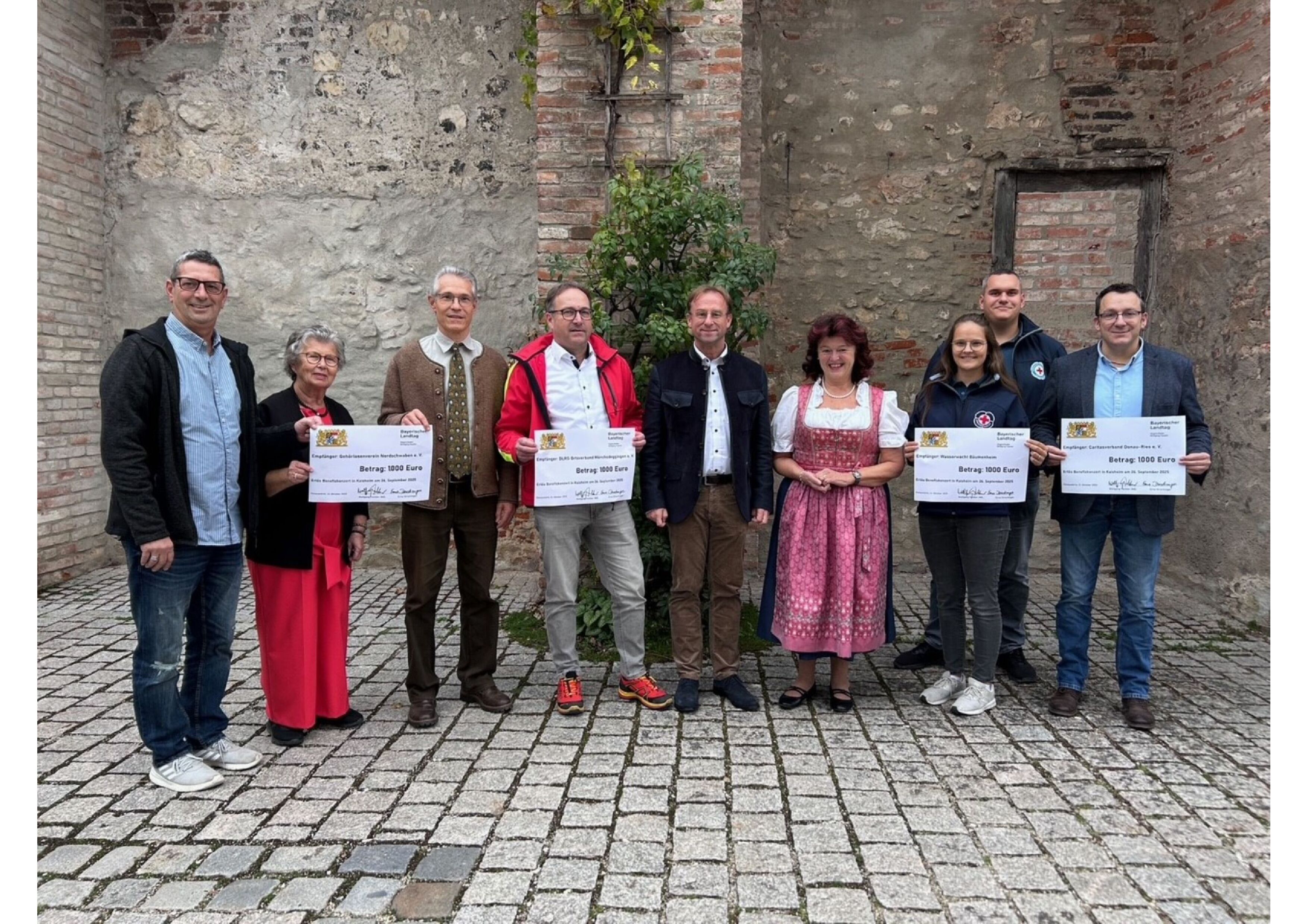 V.l.n.r.: Stefan Seuberth, Leni Stiglmair und Johannes Richter (alle Hörgeschädigtenverein Nordschwaben), Rolf Bergdolt (DLRG Mönchsdeggingen), MdL Wolfgang Fackler, Erna Dirschinger, Anna Haller und Johannes Müller (beide Wasserwacht Bäumenheim) und Branko Schäpers (Caritasverband für den Landkreis Donau-Ries).