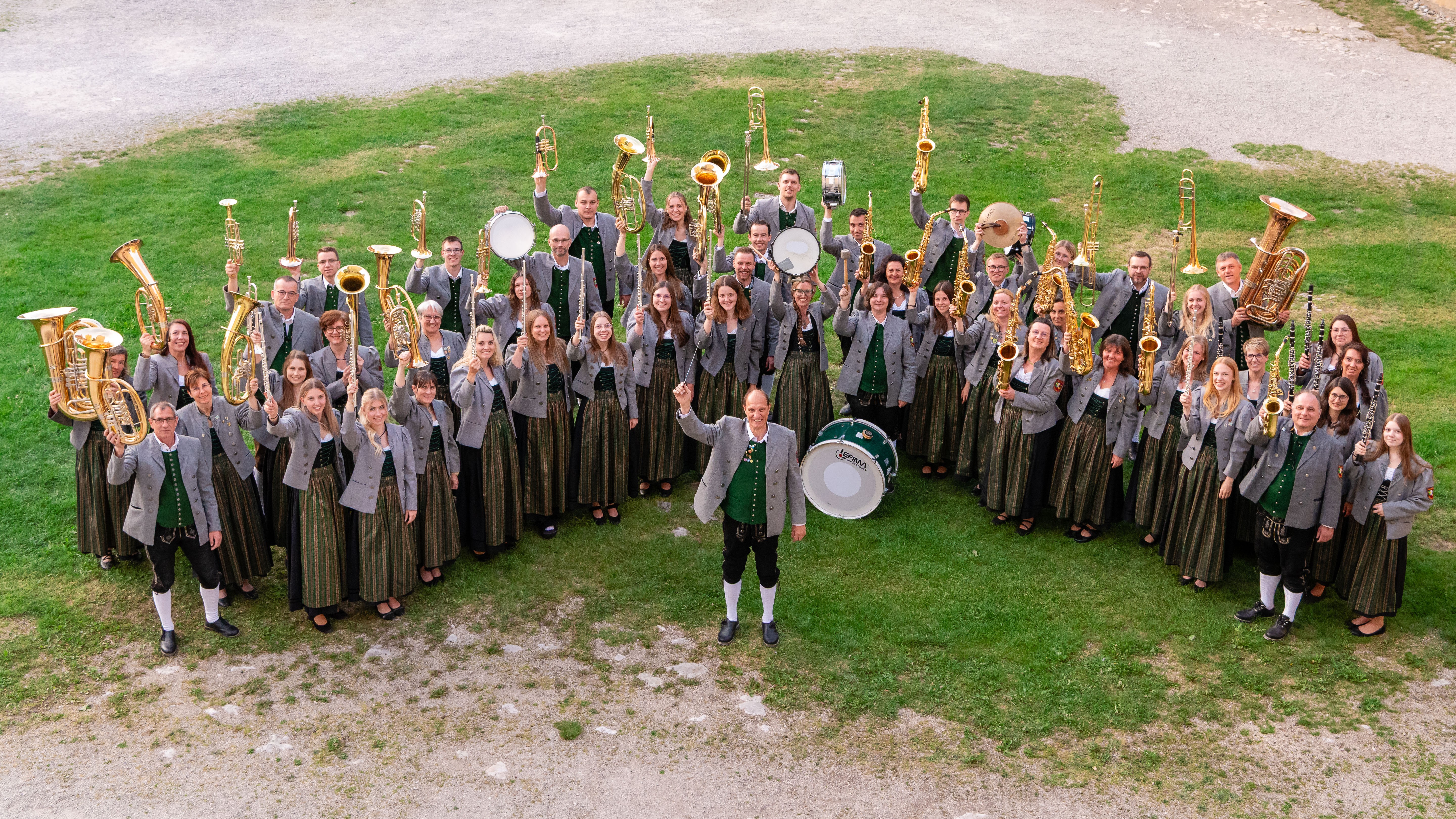 Das Bild zeigt die Musikerinnen und Musiker der Stadtkapelle Harburg e.V. mit Stadtkapellendirigent Franz Fischer.