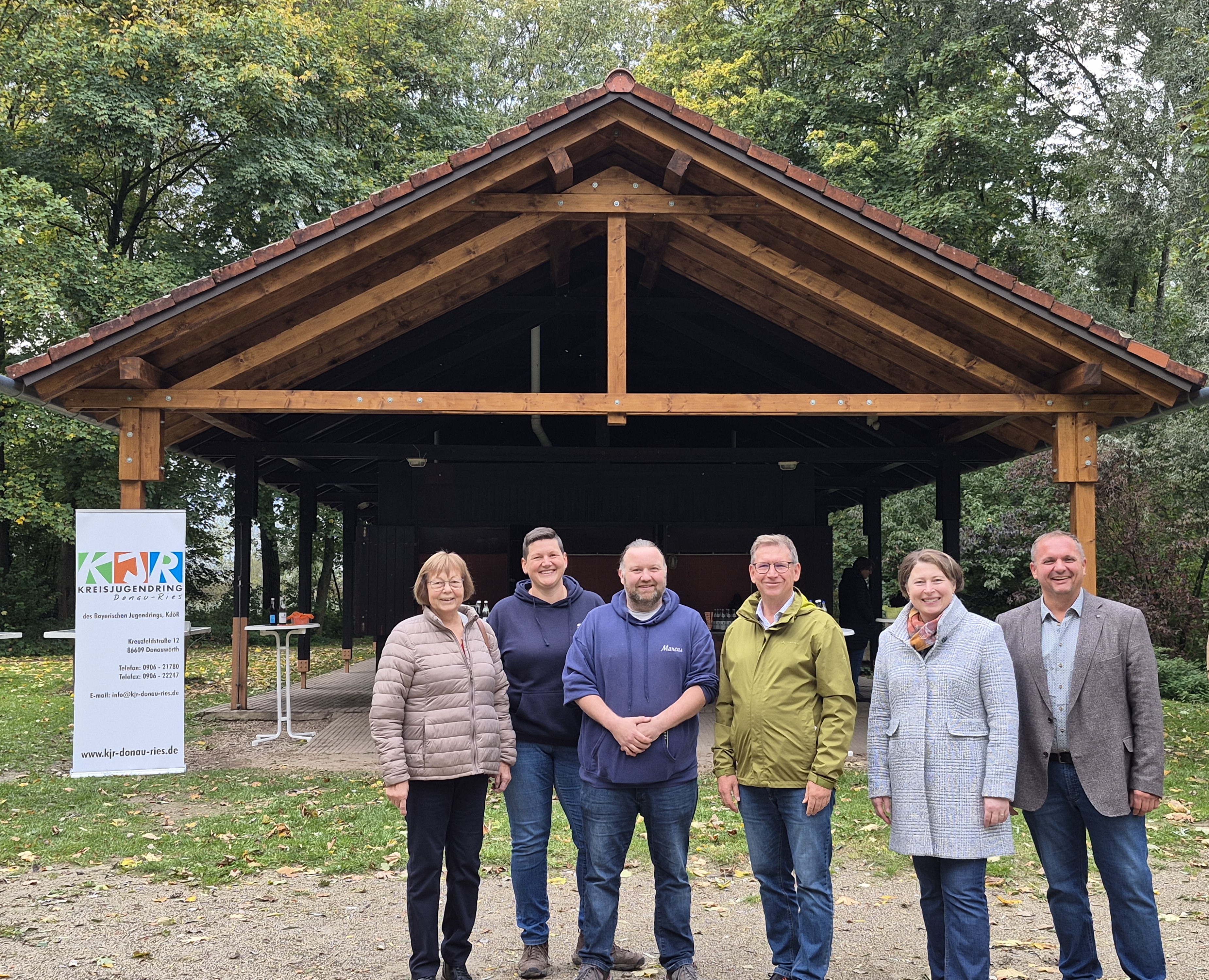 Auf dem Bild von links nach rechts: Gabriele Fograscher, Stefanie Ries, Marcus Kalusche (Vorsitzender KJR), Landrat Stefan Rößle, stellv. Landrätin Claudia Marb, Bgm. Marcus Späth