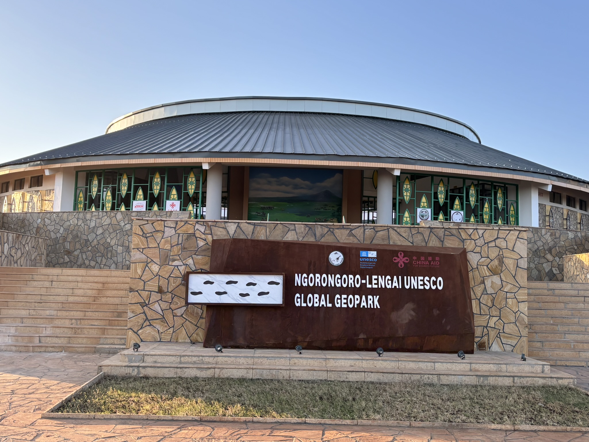 Das neue Besucherzentrum in Karatu – rund wie ein Krater