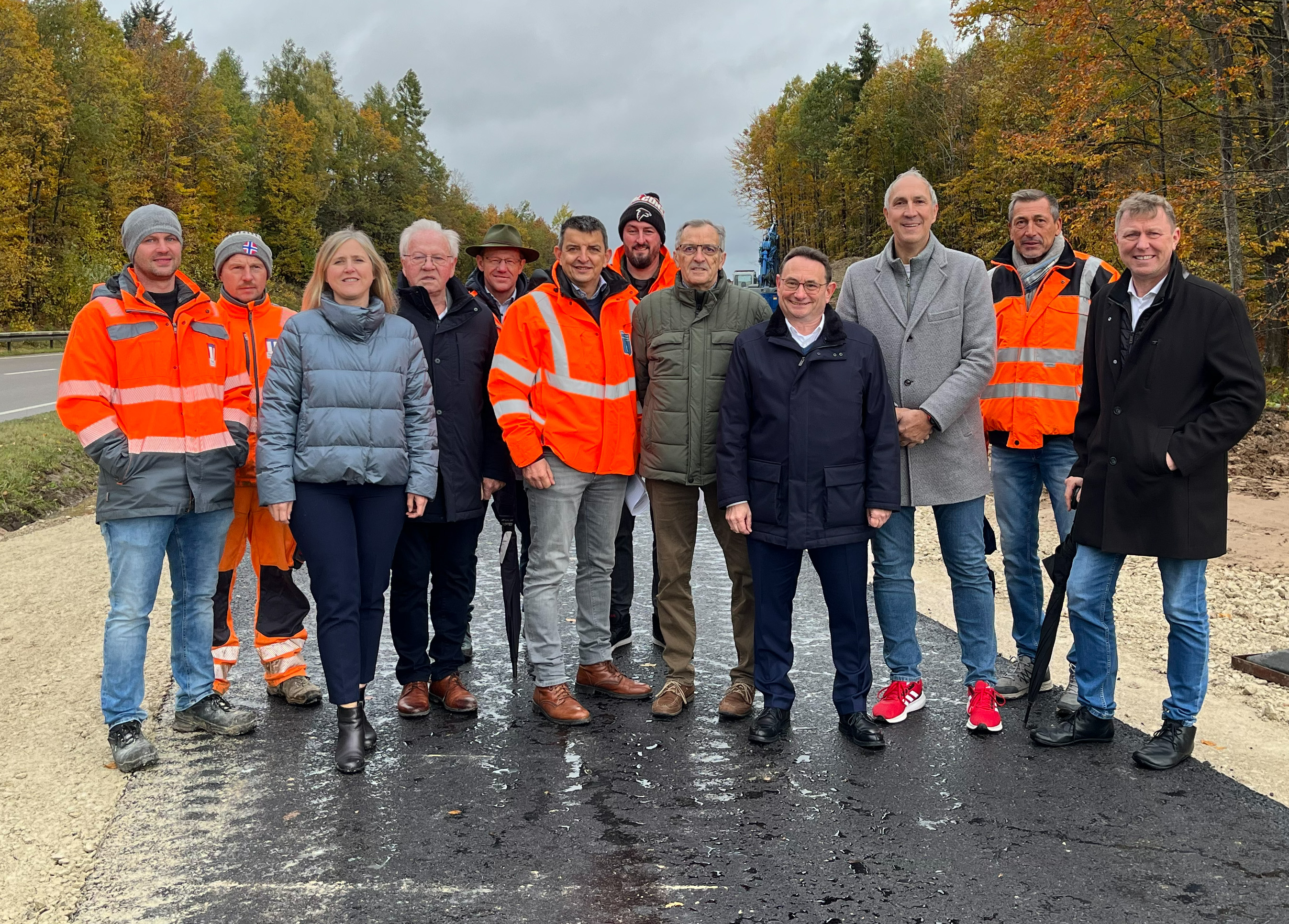 Im Rahmen einer gemeinsamen Besichtigung haben Ulrich Lange, Parlamentarischer Staatssekretär beim Bundesministerium für Verkehr, MdB Christoph Schmid sowie die Bürgermeister der Gemeinden Marktoffingen, Helmut Bauer, und Fremdingen, Frank Merkt die Fortschritte beim Bau des neuen Geh- und Radwegs entlang der B 25 besichtigt.