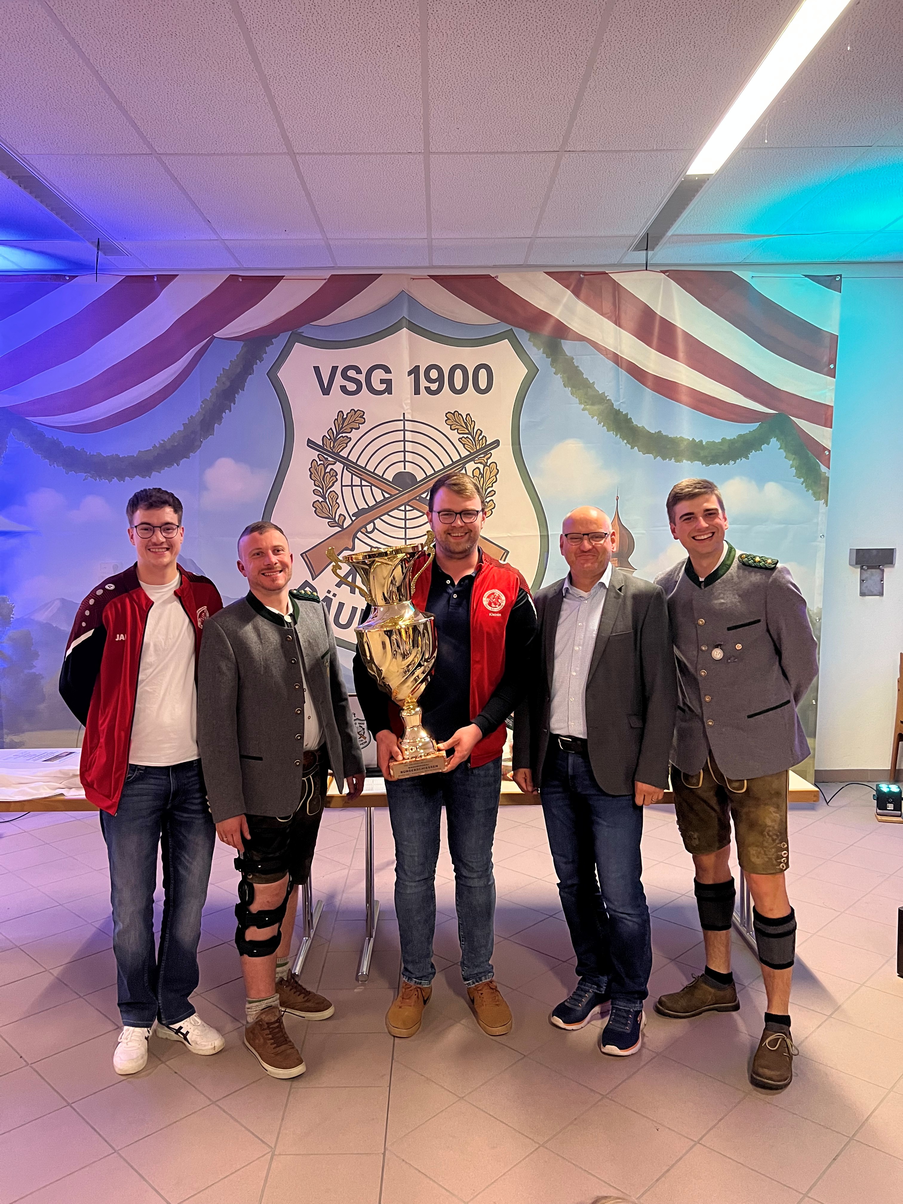 Die Siegerehrung mit der Übergabe des Wanderpokals. Auf dem Bild zu sehen (von links): Simon Neubauer, Mathias Uhl, Stefan Kleinle, Bürgermeister Martin Paninka, Simon Lechner.