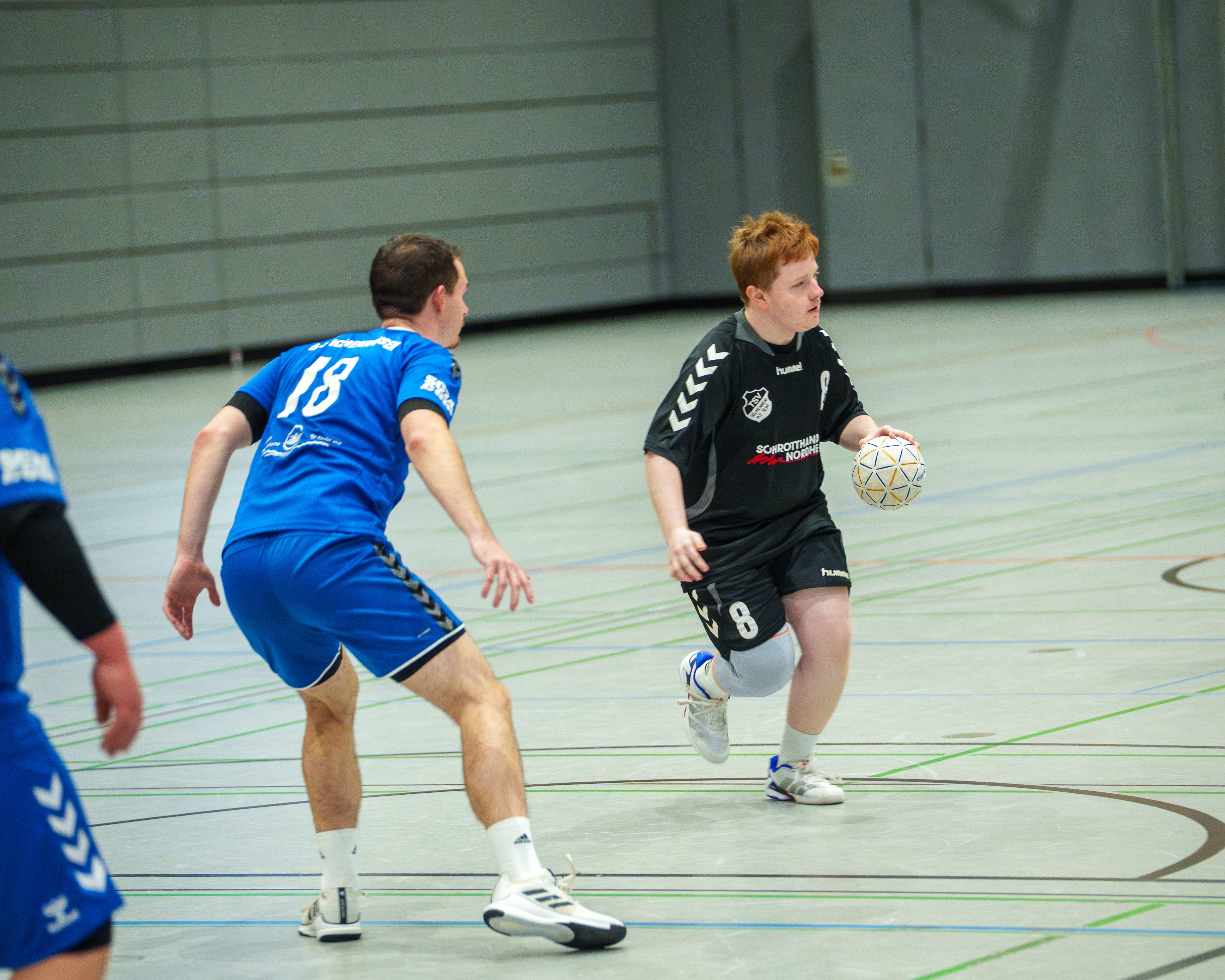 Leon Krupka (am Ball) steht auch am kommenden Samstag wieder mit der zweiten Mannschaft der Handballer auf der Platte.