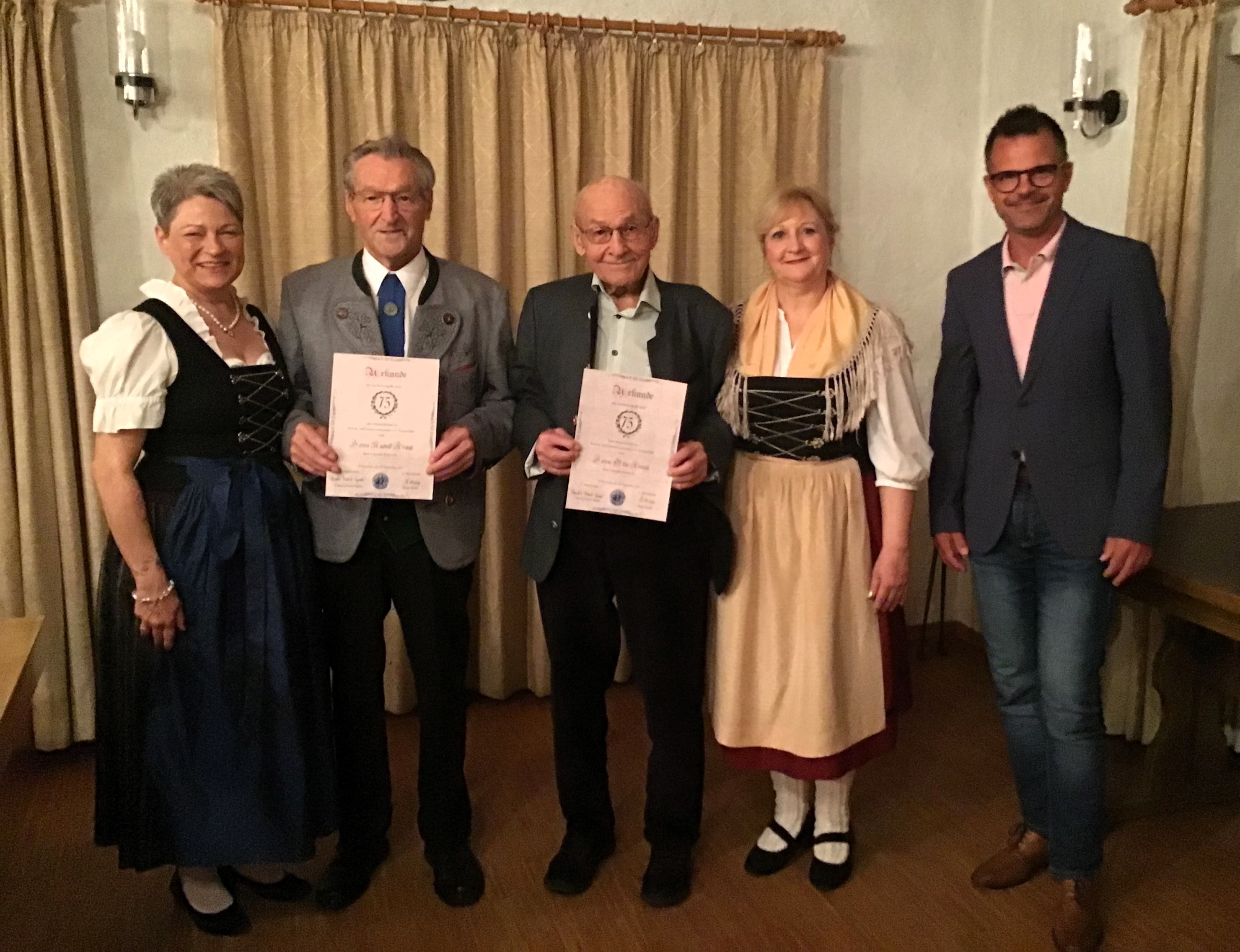 Auf dem Bild zu sehen (von links): Birgit Rößle (Stadträtin u. 2. Vorsitzende), Rudl Kraut, Otto Kraut, Claudia Kraut-Speer (1. Vorsitzende) und OB Jürgen Sorrè.