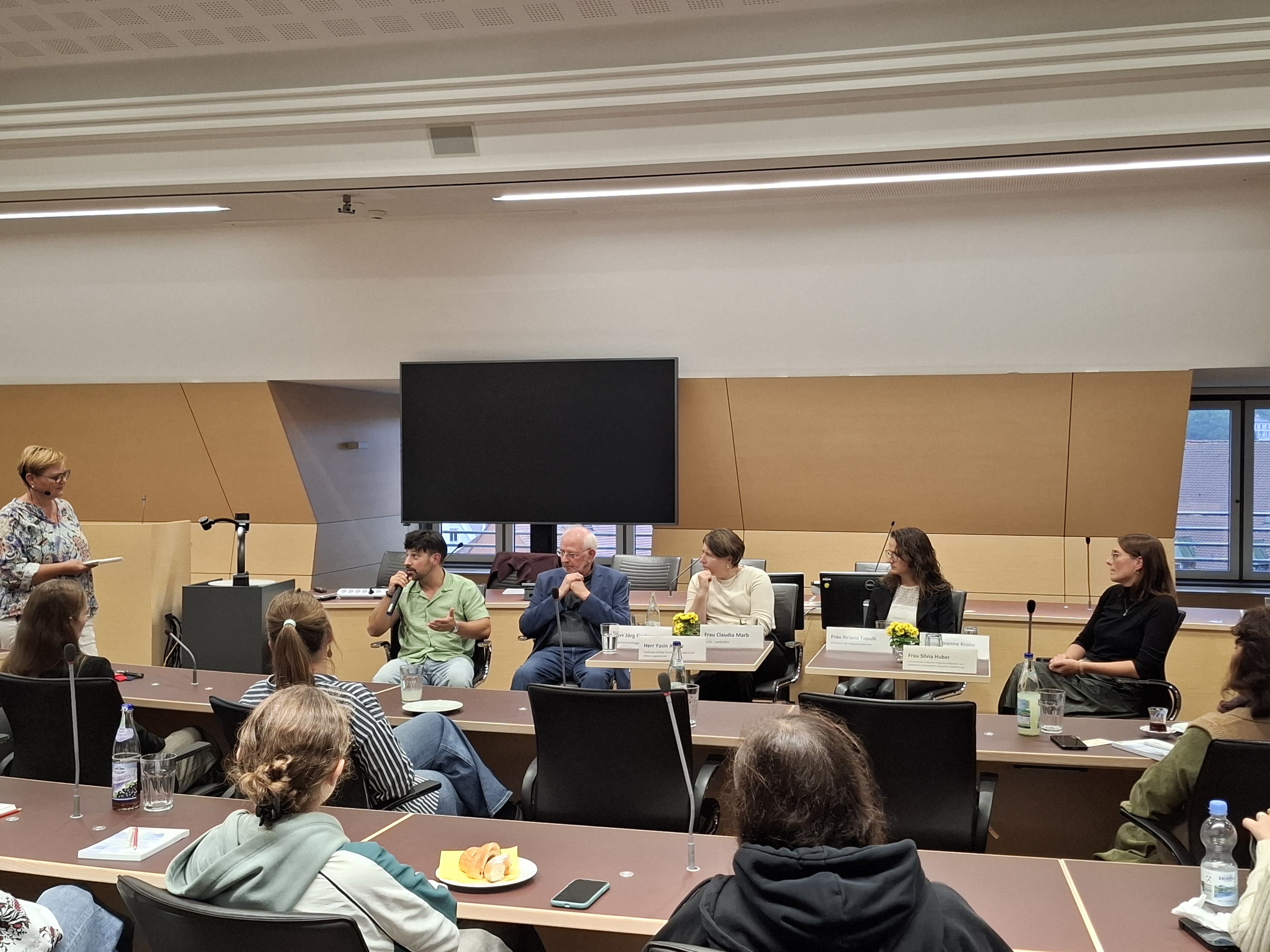 Landrätin Claudia Marb, Yasin Akyüz (Stadtjugendpflege Donauwörth – Jugendcafé Donauwörth), Fabienne Kroiss (Sozialpädagogin FIB und CaRe-Projekt Caritas) sowie Jörg Fischer (Quartiersmanager Parkstadt) teil. Die Moderation übernahm Sylvia Huber.