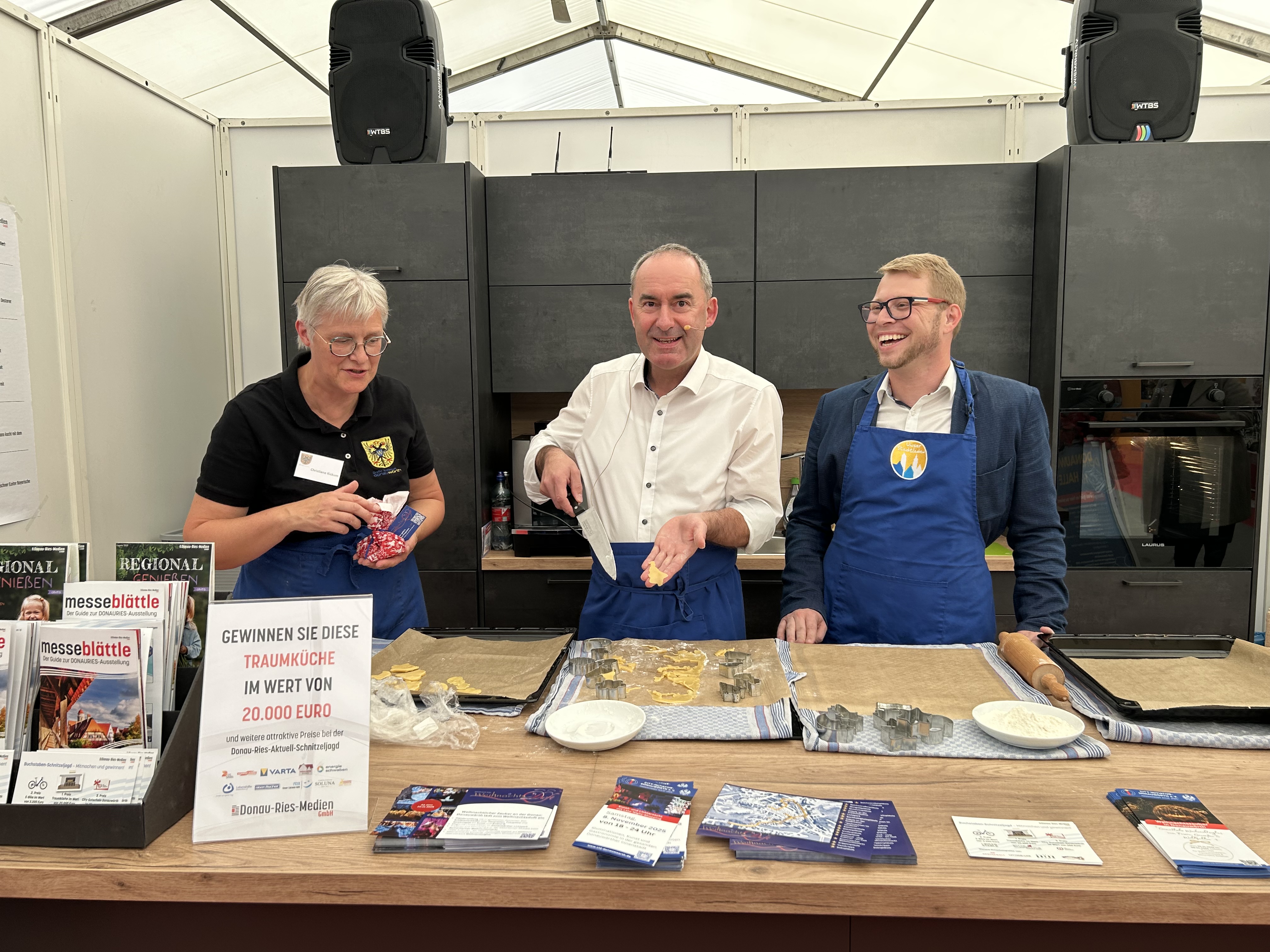 Auf dem Bild zu sehen (von links): Christiane Kickum (CID), Hubert Aiwanger (Bayerischer Staatsminister für Wirtschaft, Landesentwicklung und Energie) und Matthias Stark (Geschäftsführer Donau-Ries Medien GmbH).