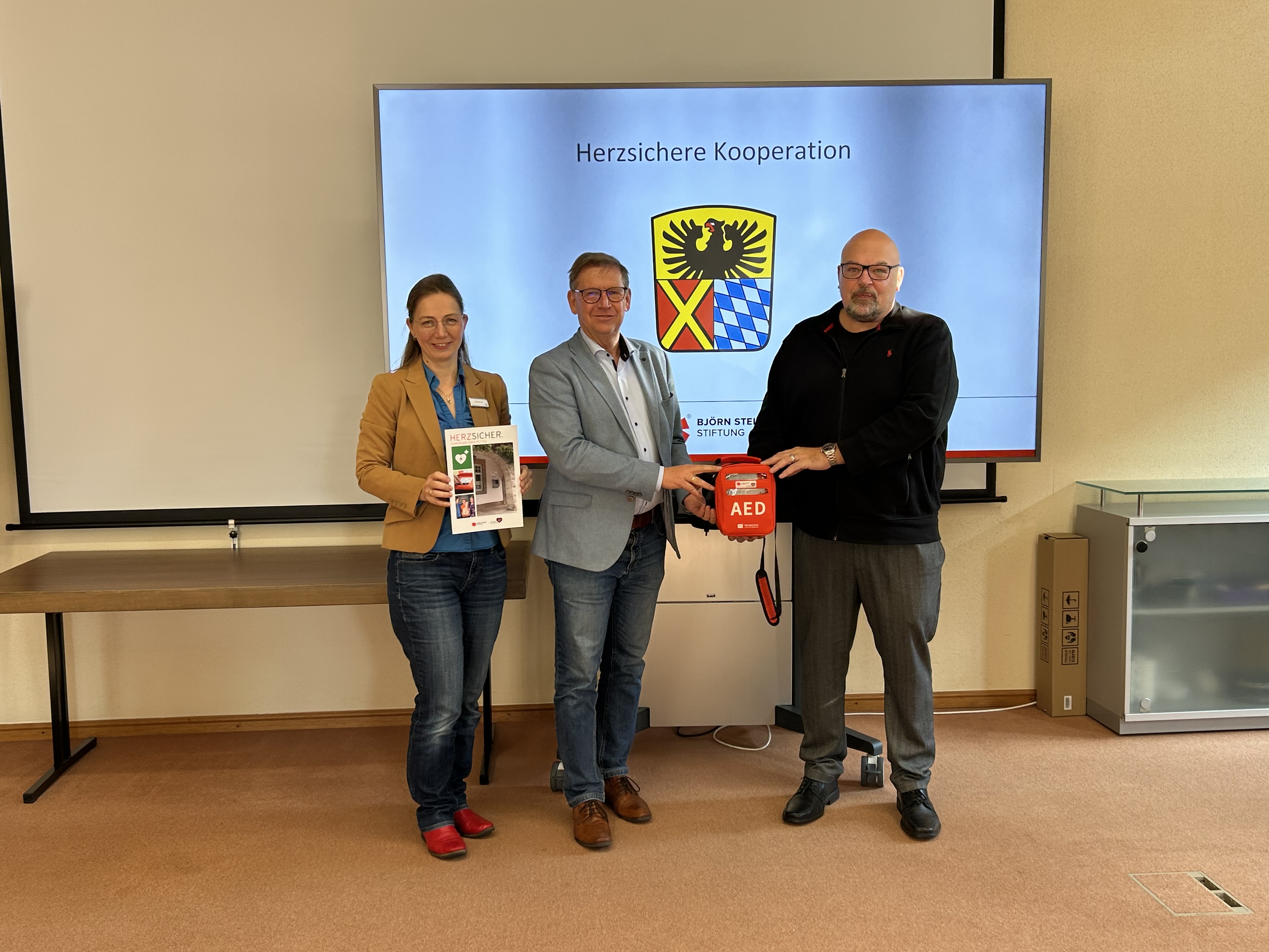 Carmen Uhl (Leitung Fachbereich 30: Sicherheit, Ordnung, Gewerberecht), Landrat Stefan Rößle und Dietmar Engelhard.