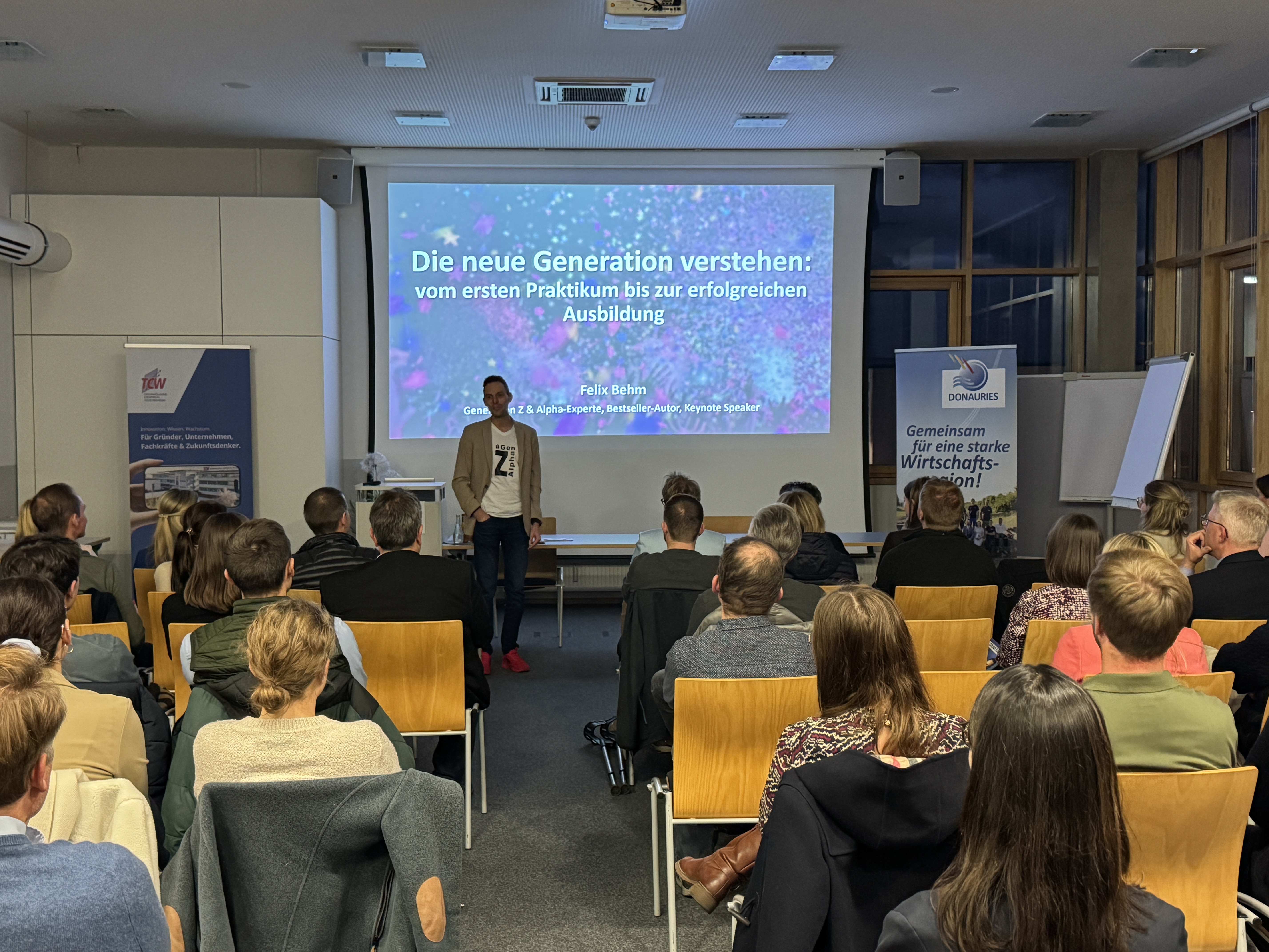 Felix Behm im TCW bei seinem Vortrag „Motivieren statt verlieren – Wie wir junge Menschen für Ausbildung und Beruf begeistern können“