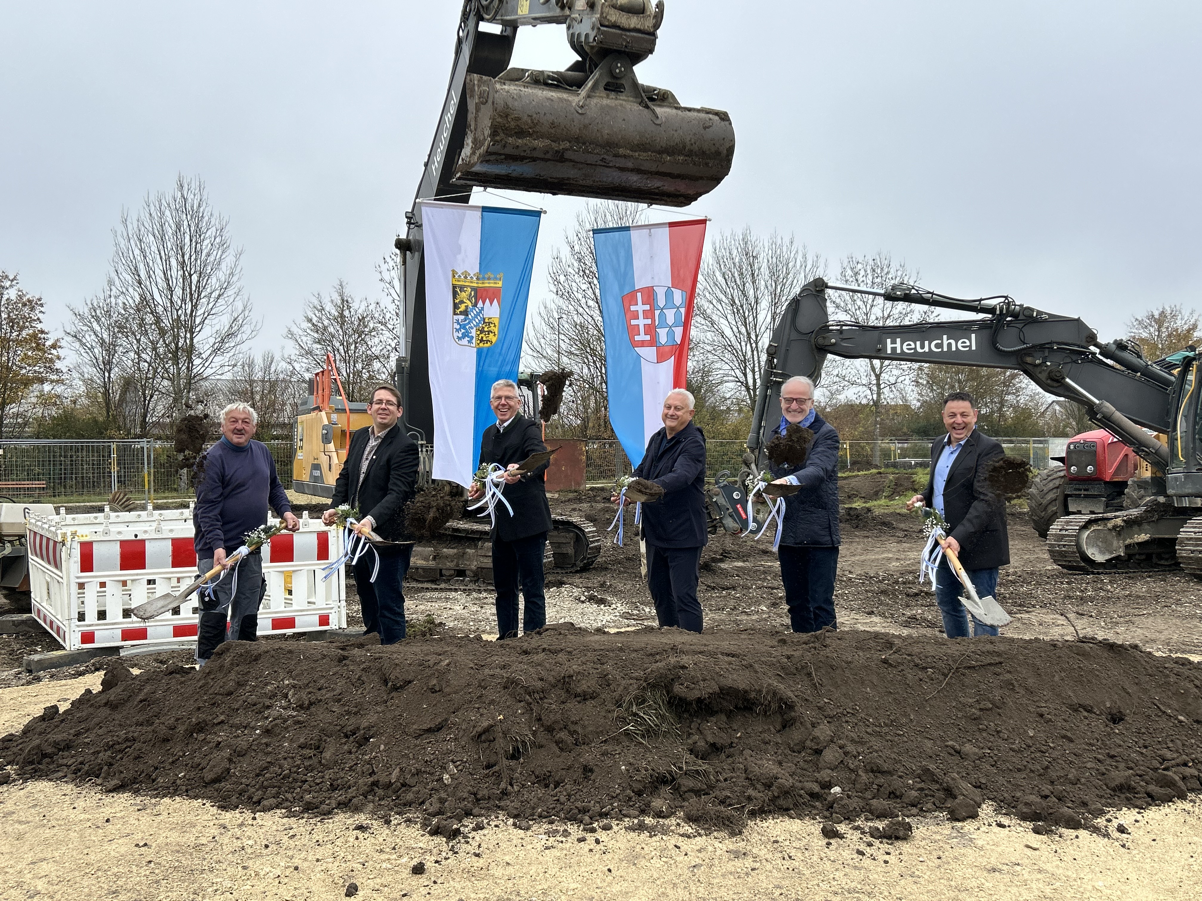 Spatenstich des neuen Wasserwerkes in Mertingen. Auf dem Bild zu sehen (von links): Mertingens Bauhofleiter Alois Berchtenbreiter, Geschäftsführer Firma Carl Heuchel GmbH Philipp Burger, Bürgermeister Veit Meggle, Stefan Steinbacher vom Planungsbüro Steinbacher Consult, CFO Molkerei Zott Anton Hammer und Ralph Ruhland, Bauamt Gemeinde Mertingen.
