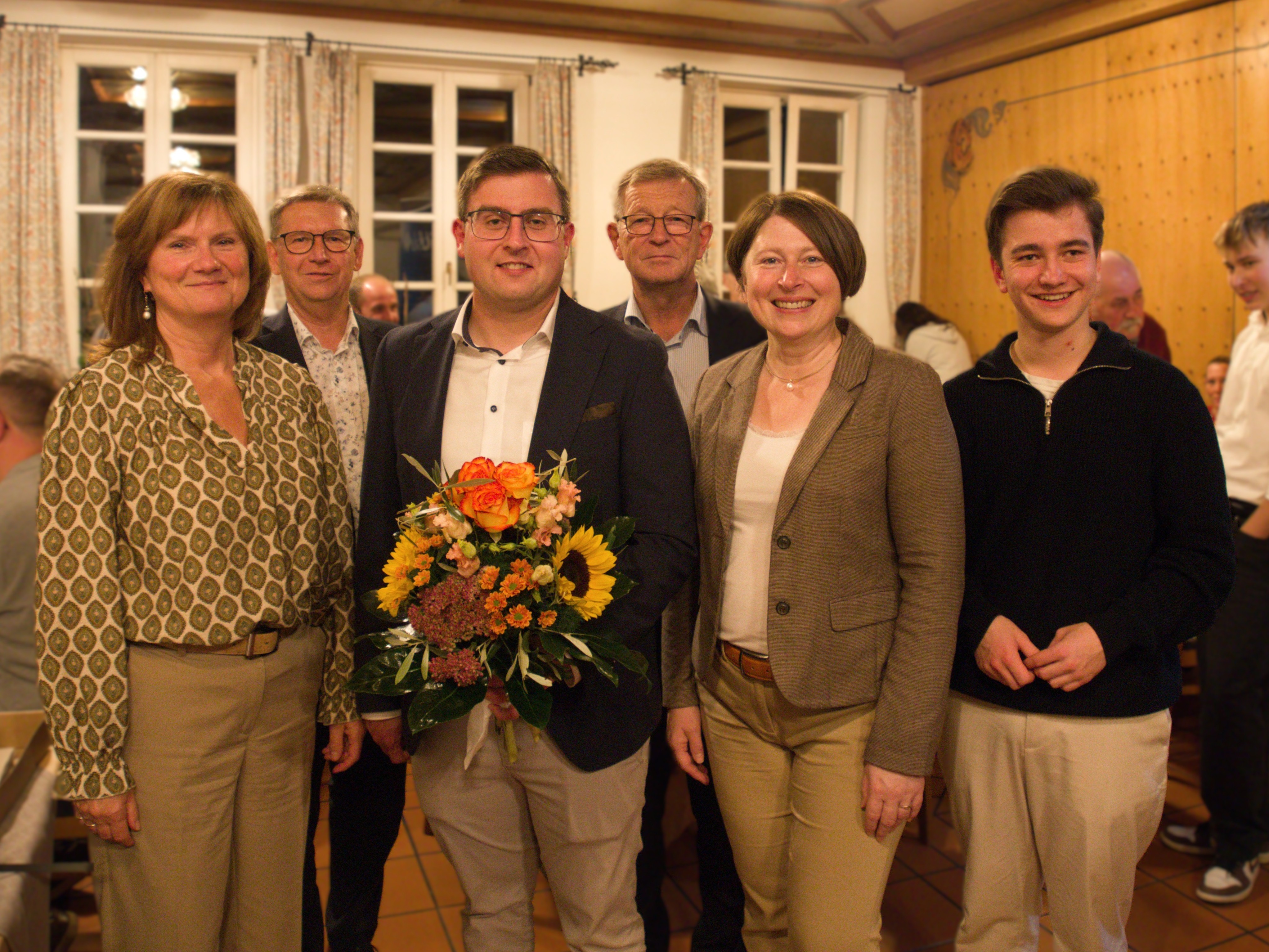 Auf dem Bild zu sehen (von links): Angelika Kefer, Vorsitzende der Frauen-Union Rain, Landrat Stefan Rößle, Bürgermeisterkandidat der CSU Rain Manuel Paula, Bezirksrat Peter Schiele, Ortsvorsitzende und stellvertretende Landrätin Claudia Marb und Moritz Tiefenbacher, Vorsitzender JU Rain.