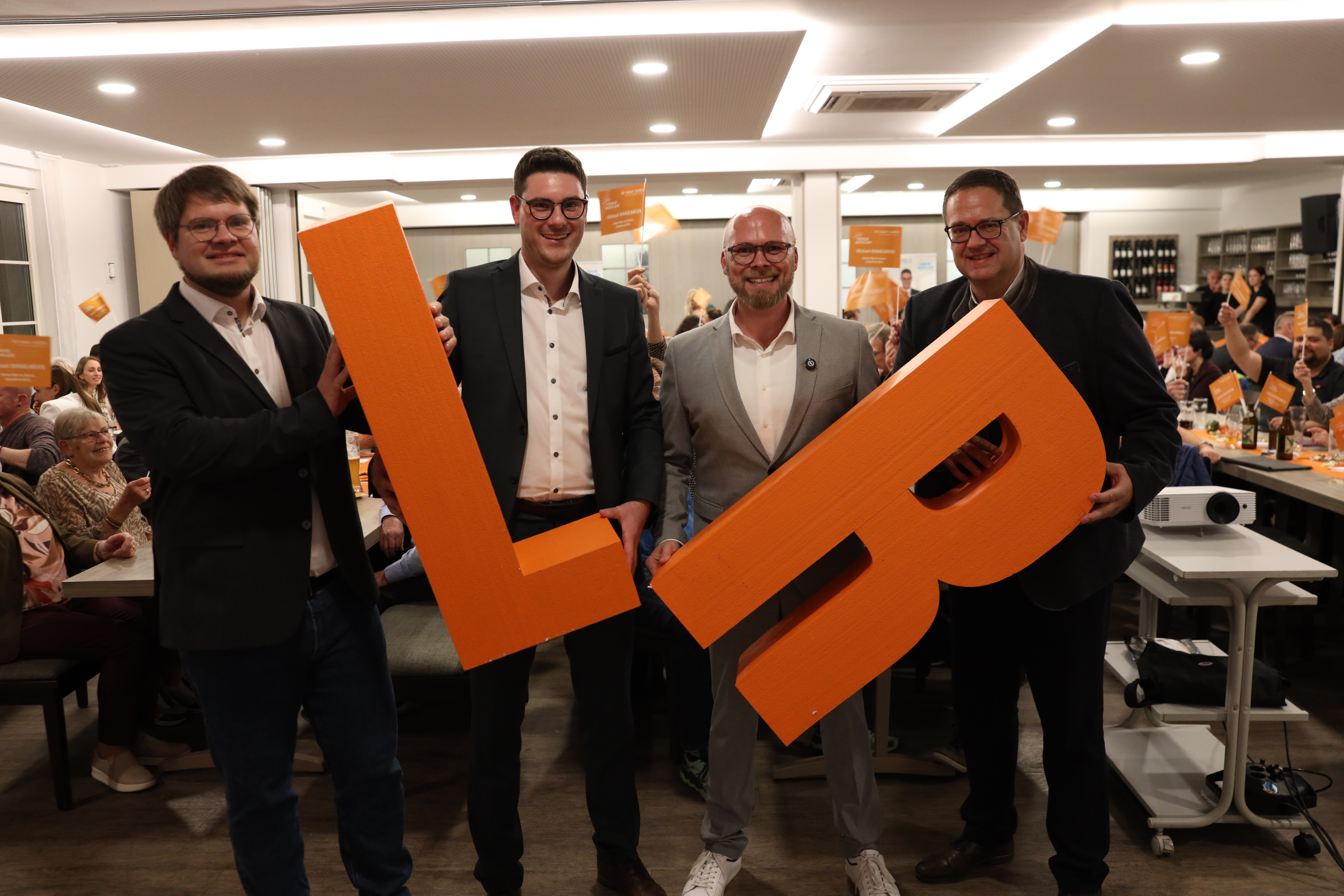 Auf dem Bild zu sehen (von links): Florian Riehl (Fraktionsvorsitzender), Michael Dinkelmeier (Landratskandidat), Bezirksvorsitzender Dr. Fabian Mehring (Staatsminister für Digitales), Michael Bosse (Kreisrat).