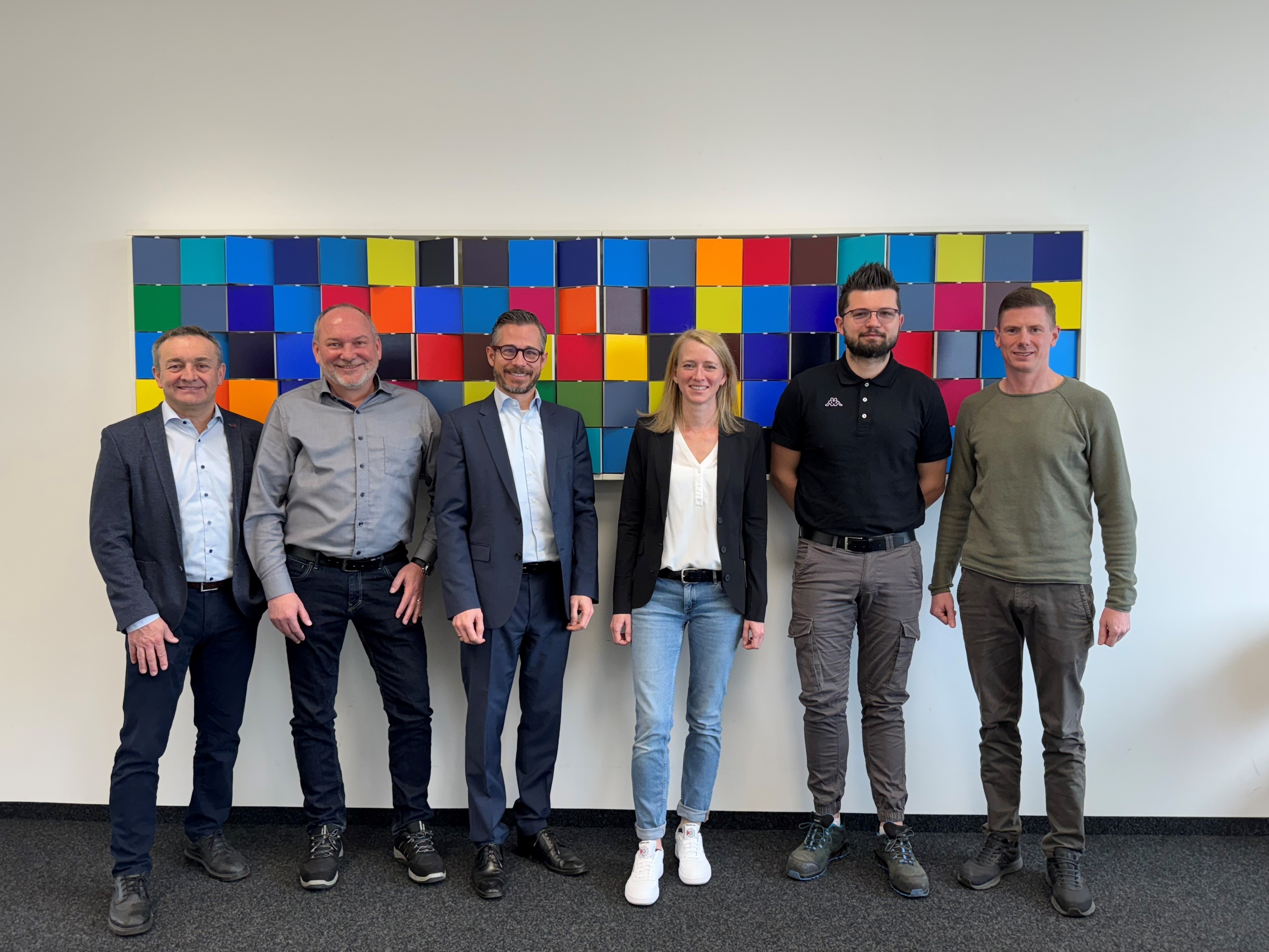 Das Führungsteam der Südstahl GmbH & Co.KG, v.l.n.r.: Peter Birkner (Leiter Technik und Vertrieb), Thomas Siegl (Stellvertretender Leiter Technik und Vertrieb), Ulrich Käuferle (Geschäftsführer), Dr. Monika Käuferle (Leiterin Kaufmännische Verwaltung), Maximilian Jaud (Stellvertretender Leiter Produktion) und Oliver Wetzenbacher (Leiter Produktion).