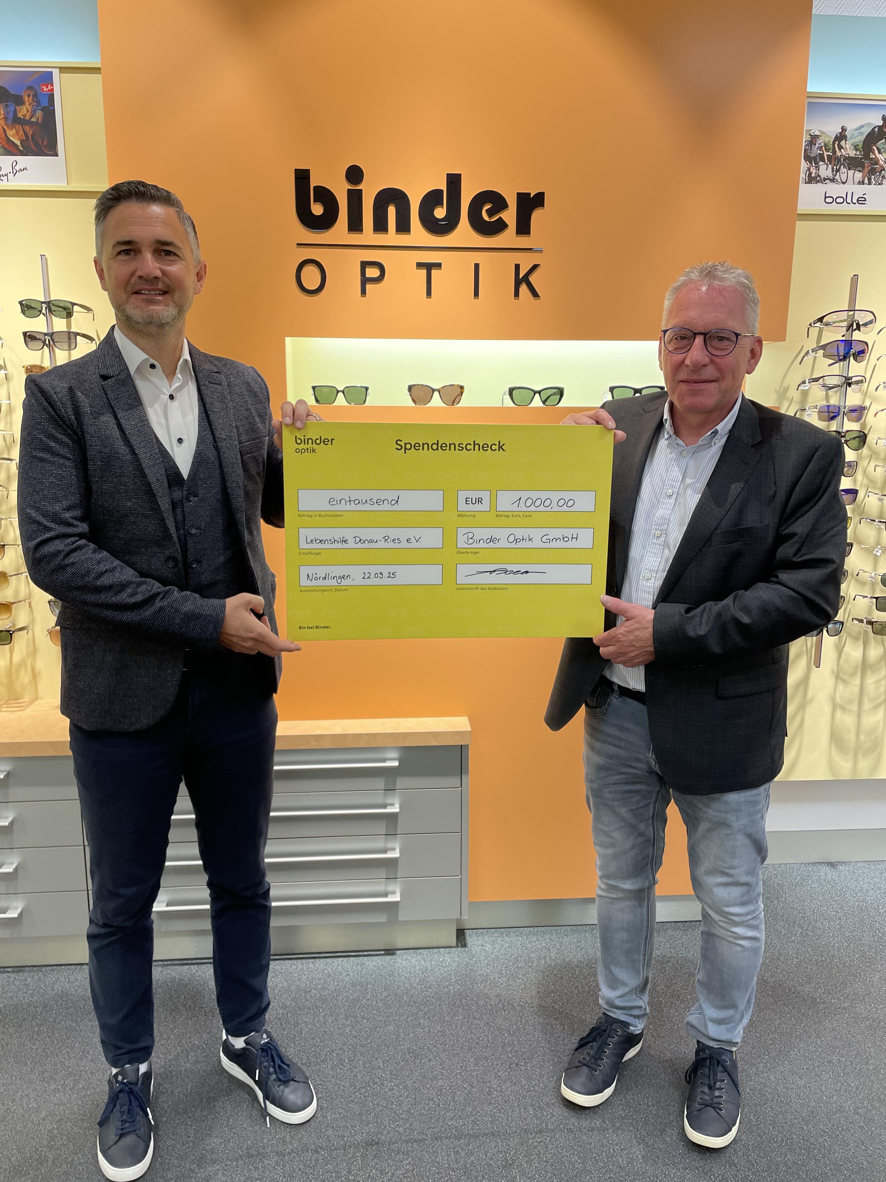 Groß war die Freude, als Christian Wolff (links im Bild), Leiter des Binder Optik Fachgeschäftes in Nördlingen, den Spendenscheck an Manfred Steger, den 1. Vorsitzenden des Lebenshilfe Donau-Ries e.V. überreichen durfte.