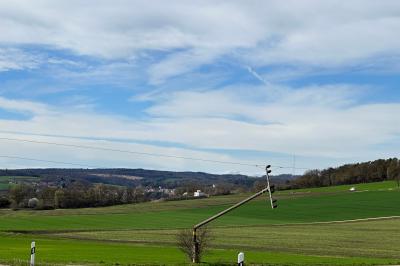 Neben der B25 auf Höhe Wörnitzstein sind drei Strommasten umgeknickt. 