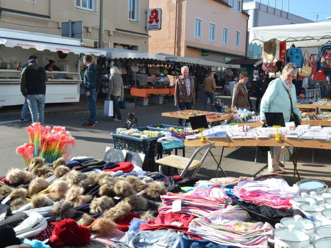 Herbstsonne Lockt Besucher Auf Den Markt Donauworth Donau Ries Aktuell