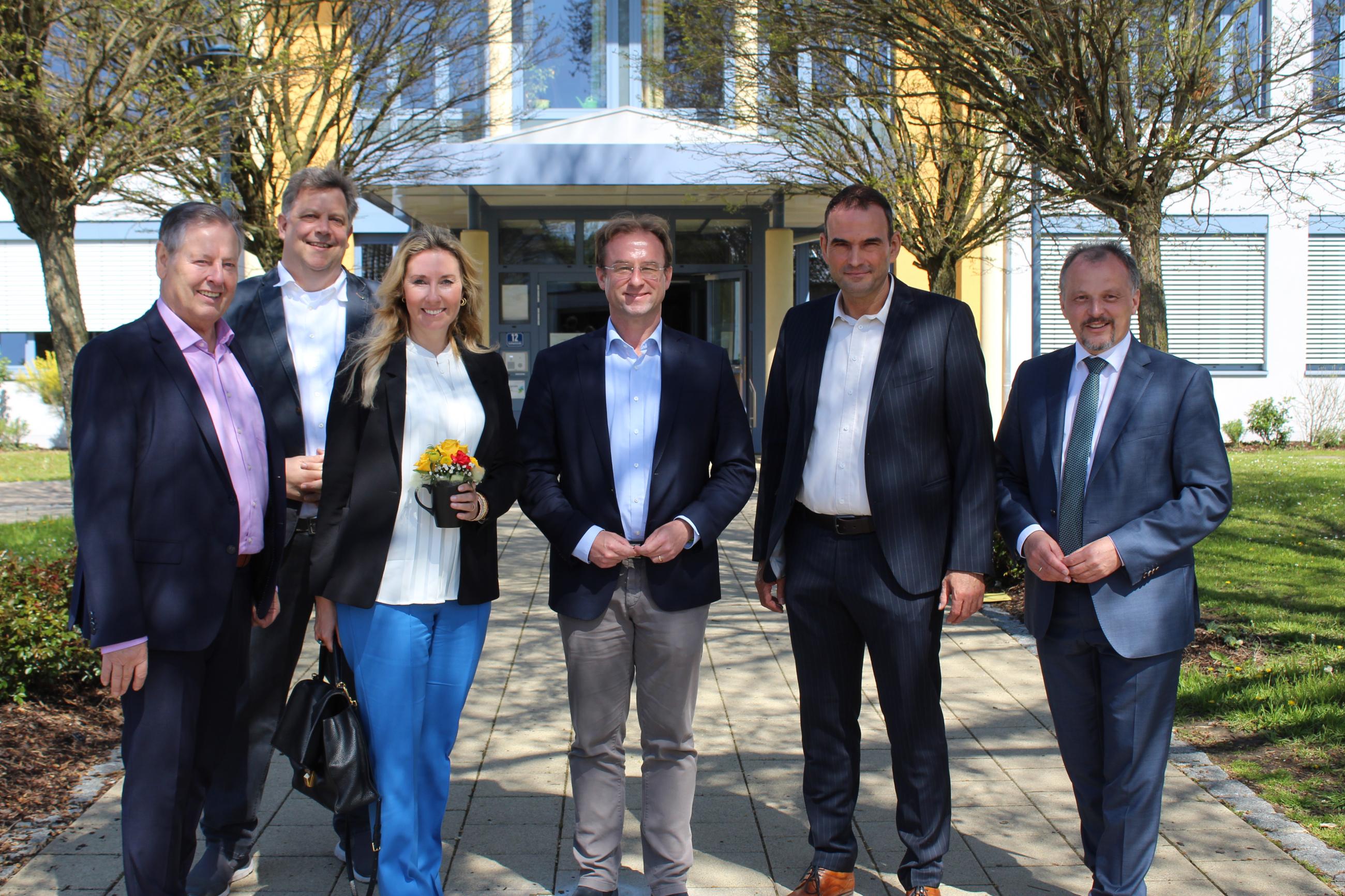 Staatssekretärin Anna Stolz Besucht Die Realschule Rain |Rain|Donau ...